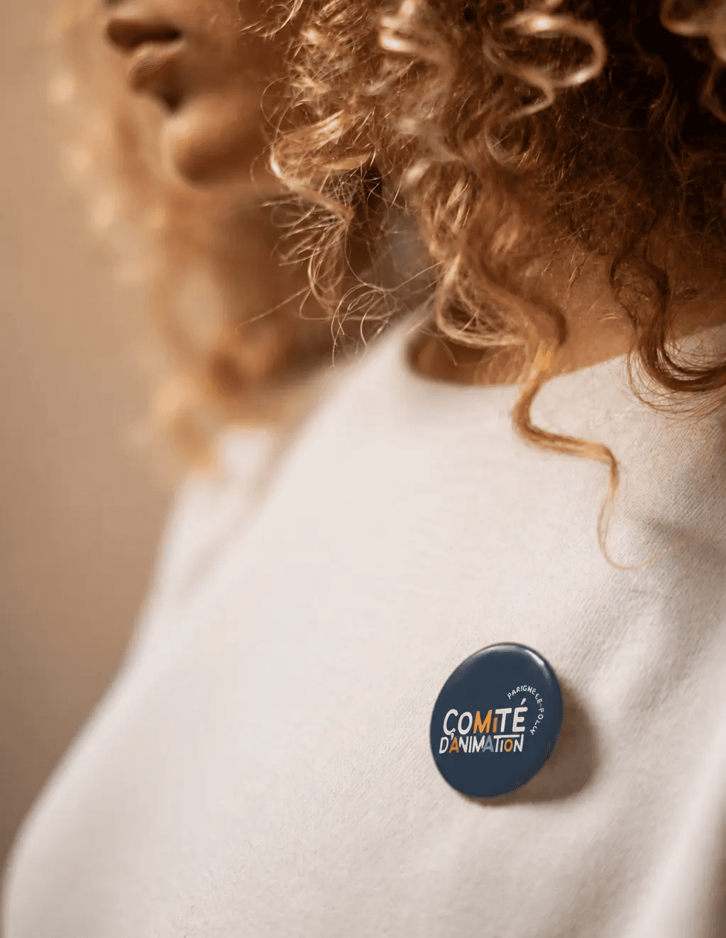 Pin badge logo foncé avec logo