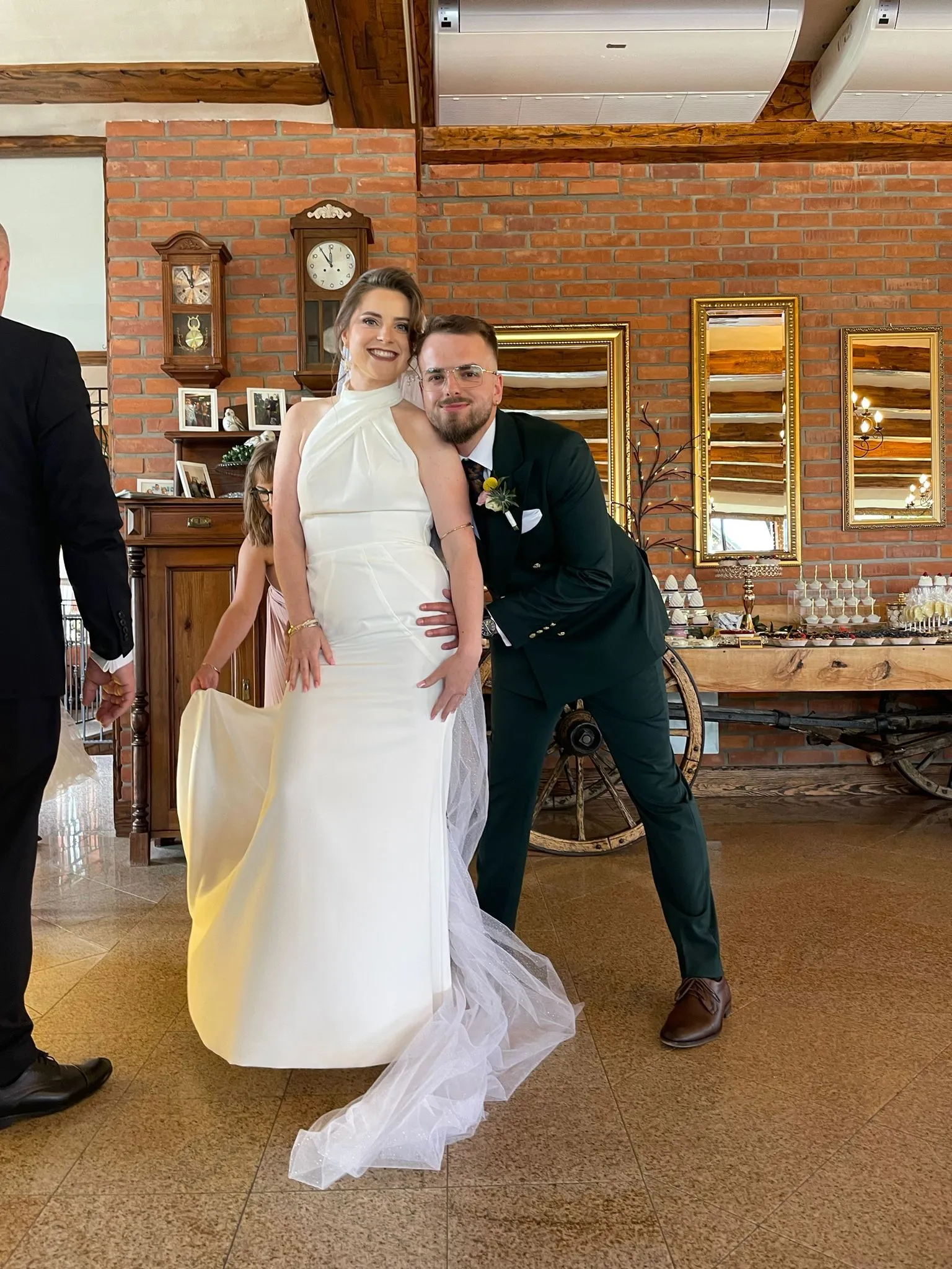 Barman na wesele prowadzący pokaz barmański, zachwycający gości.