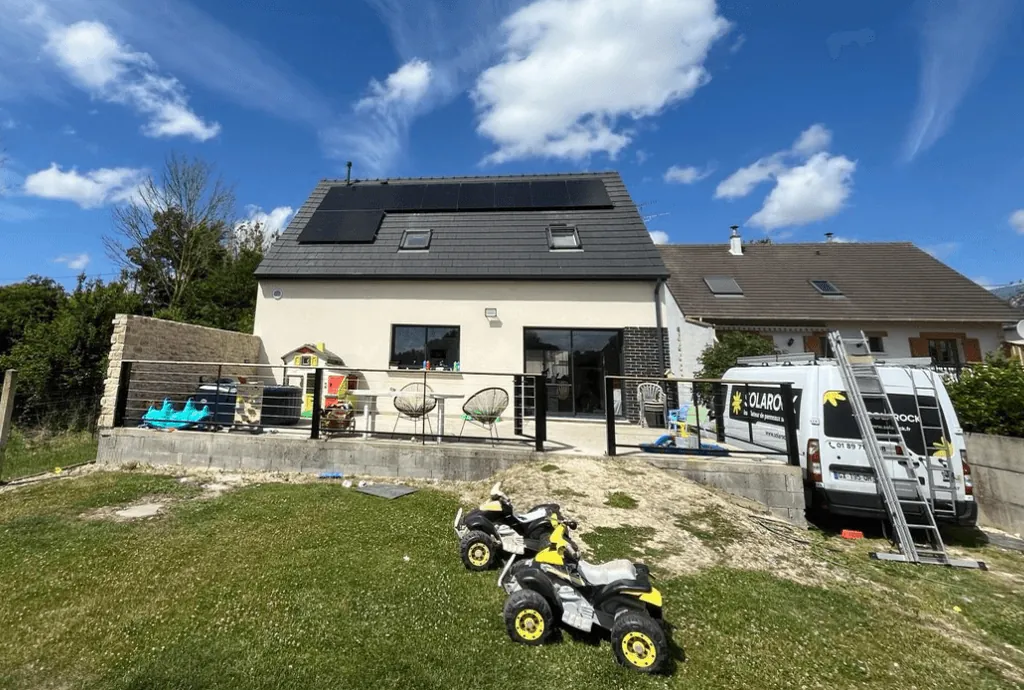 Photo d'une maison à Troussencourt (Oise) équipée de panneaux photovoltaïques et d'une batterie physique dont l'installation a été faite par Solarock.