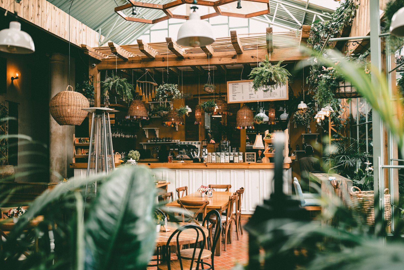 Cafetería moderna con mostrador de madera y luz cálida
