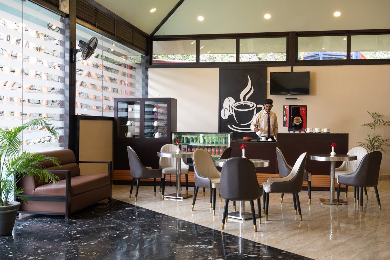 La Brasserie – The Coffee Shop at Au Revoir Resort. A cozy and stylish café offering a delightful selection of beverages and snacks. Perfect for coffee lovers, vegan-friendly options, and a relaxed ambiance. Discover the best vegetarian café near you in Palakkad