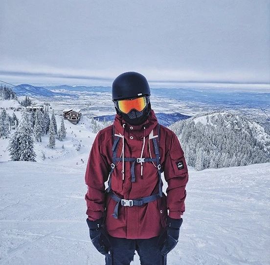 Homme avec vêtements de ski loués sur jam