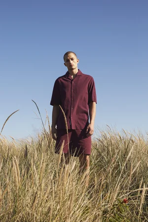 Dans le lookbook de la marque Danoise Another Aspect, le mannequin porte un costume gris et une chemise blanche