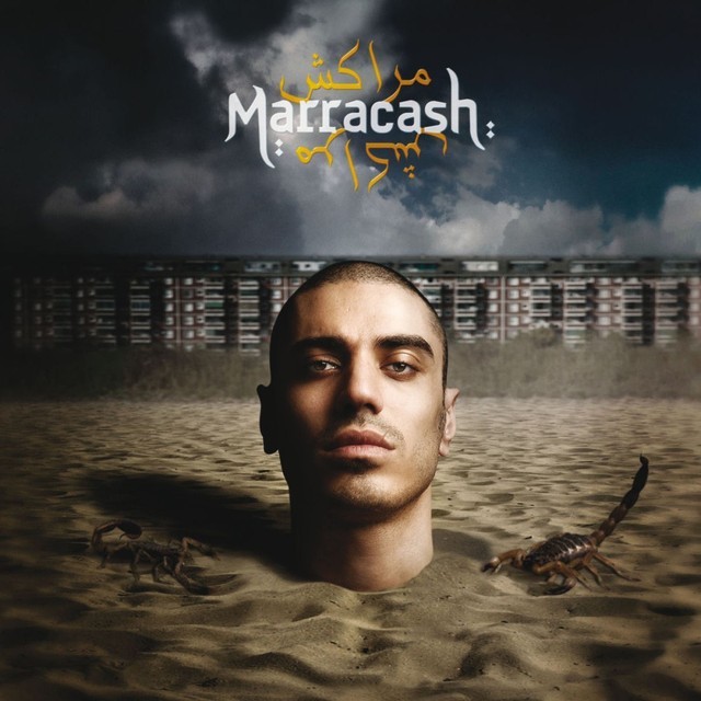Copertina dell'album Marracash del 2008: il rapper sepolto nella sabbia davanti ai palazzi di periferia