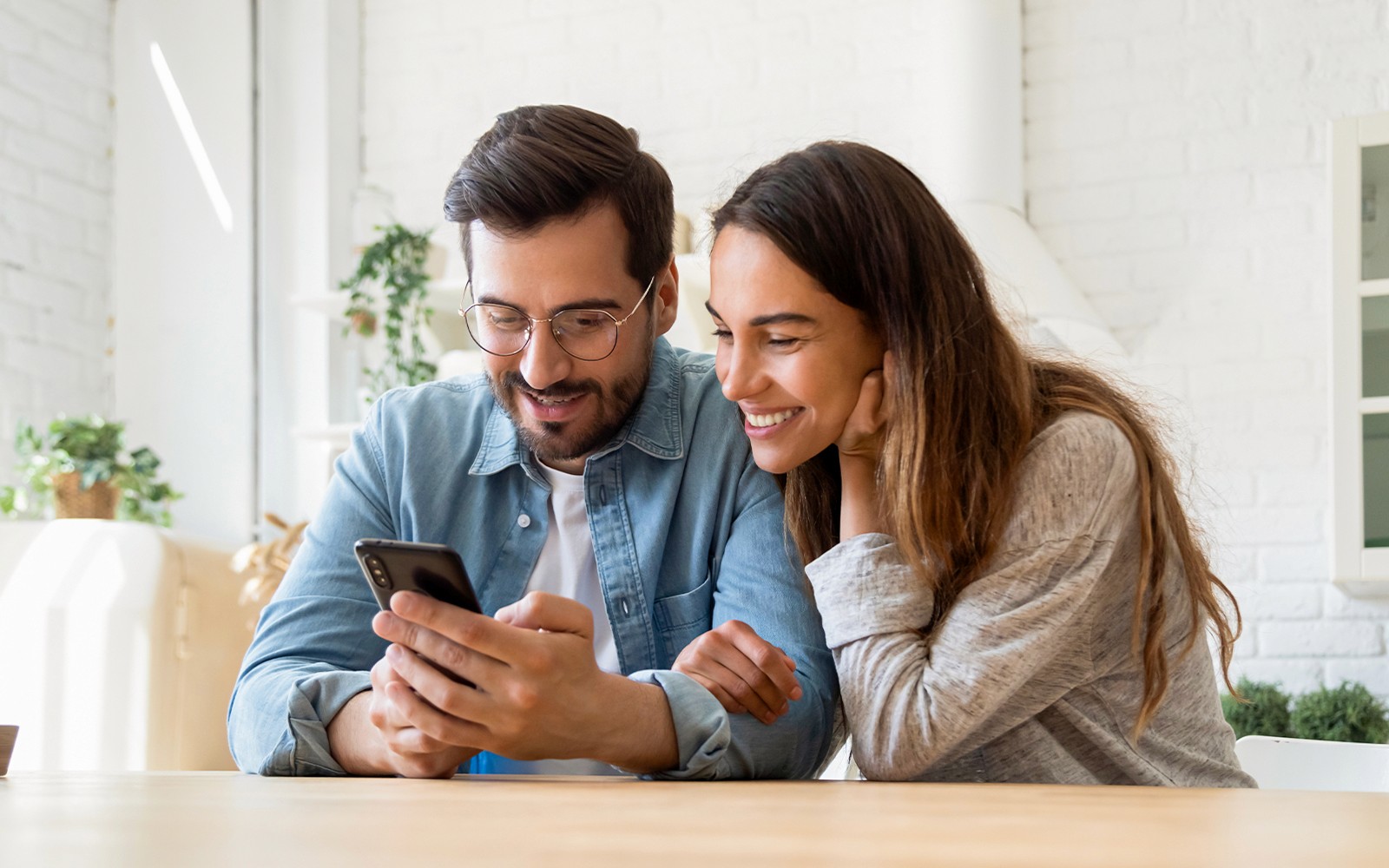 情侣在里斯本在线预订国家马车博物馆门票。