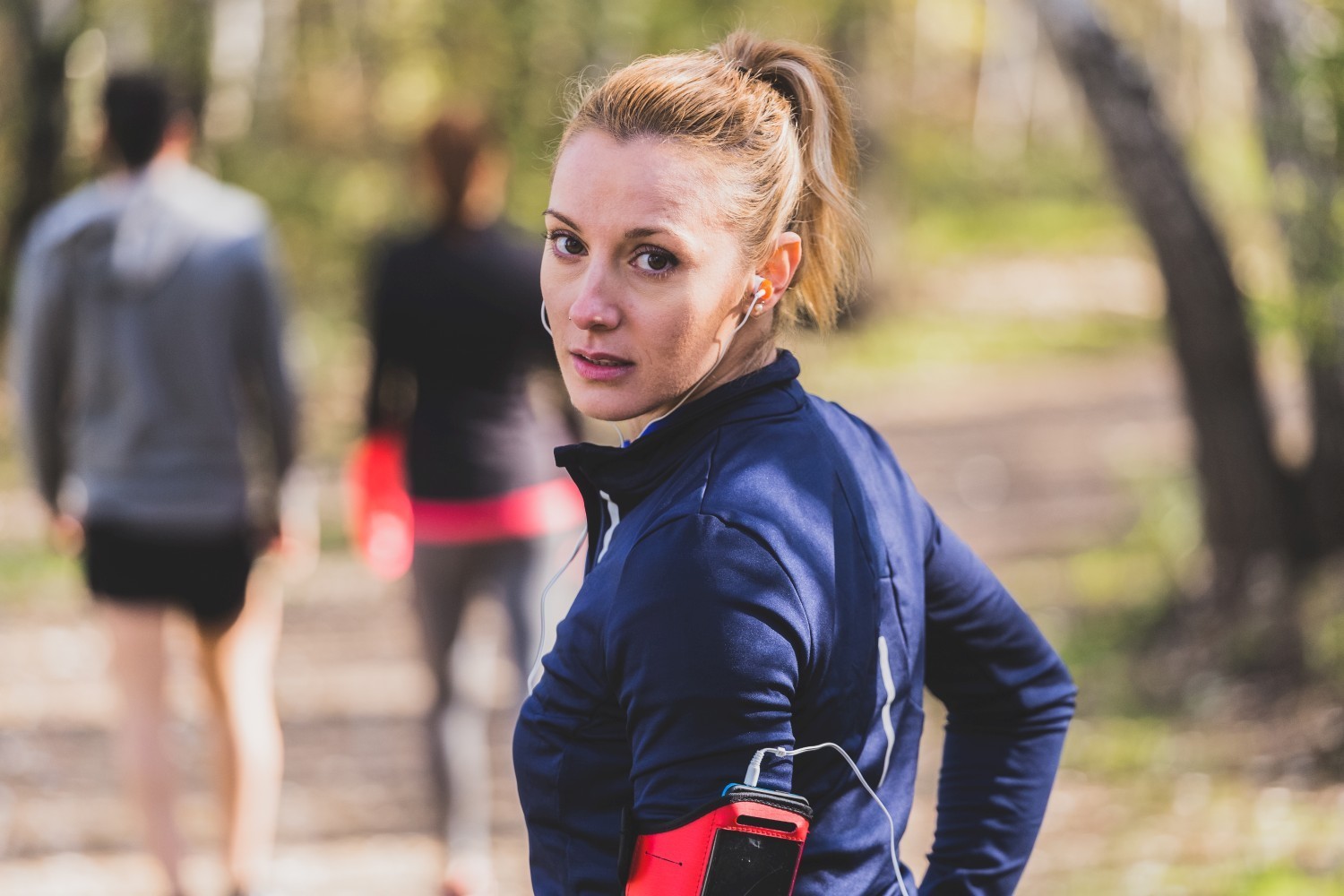 Biegaczka amatorska podczas treningu z aplikacją sportową AI