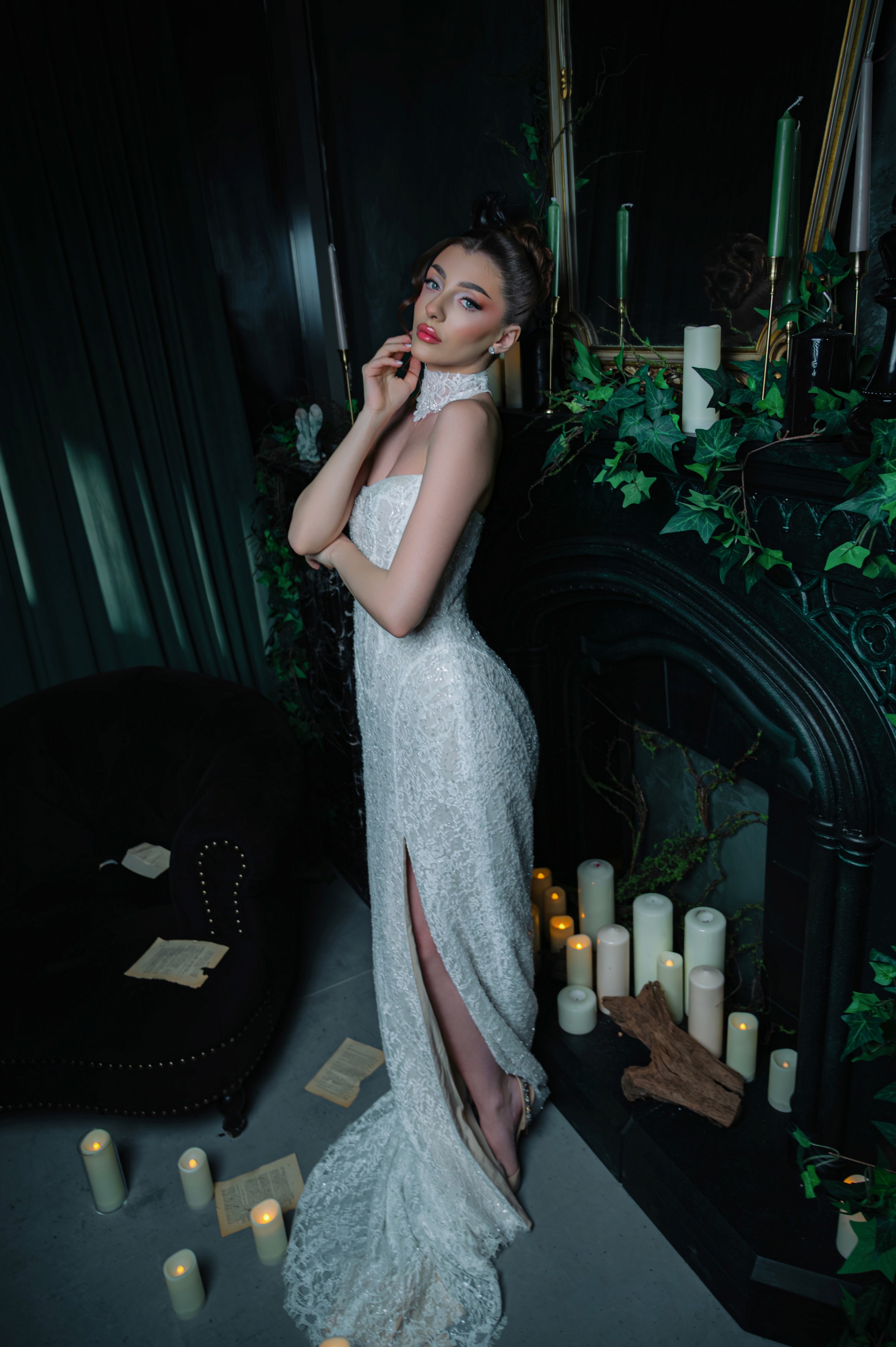 Mireasă fotografiată într-un decor sofisticat cu plante și lumini discrete, ședință foto editorială de nuntă în București