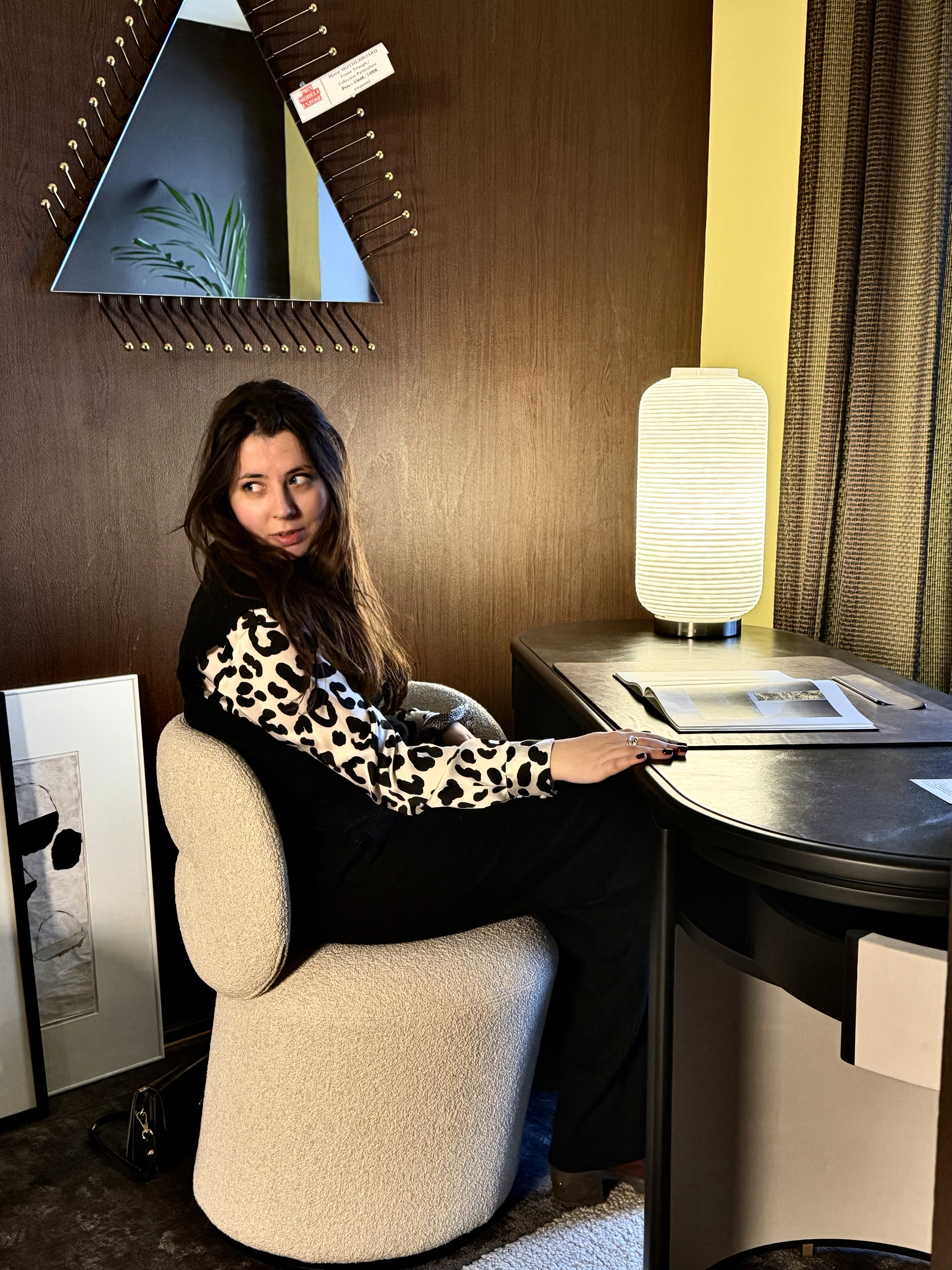 Hugo Allegre, fondateur et directeur artistique de N6 Architecture d’intérieur, en visite de projet, illustrant une approche globale et exigeante du design sur mesure.