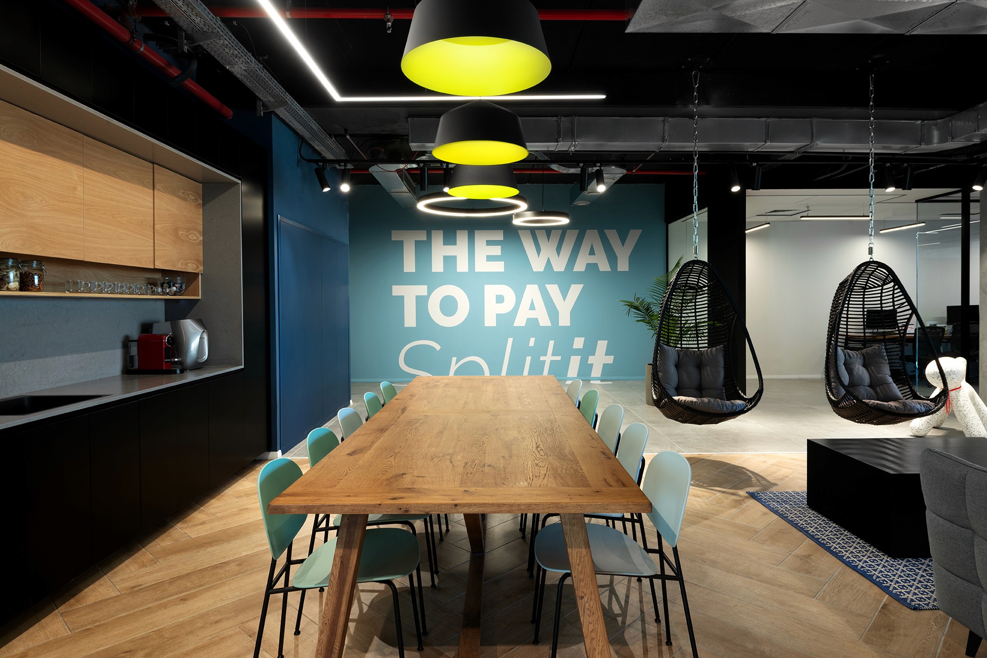 מטבח משרדי מעוצב עם חלונות פנורמיים וריהוט נגרות מותאם אישית – עיצוב פונקציונלי ואסתטי