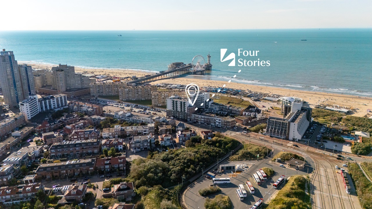 Luchtfoto van Scheveningen met locatie van Hotel Four Stories gemarkeerd