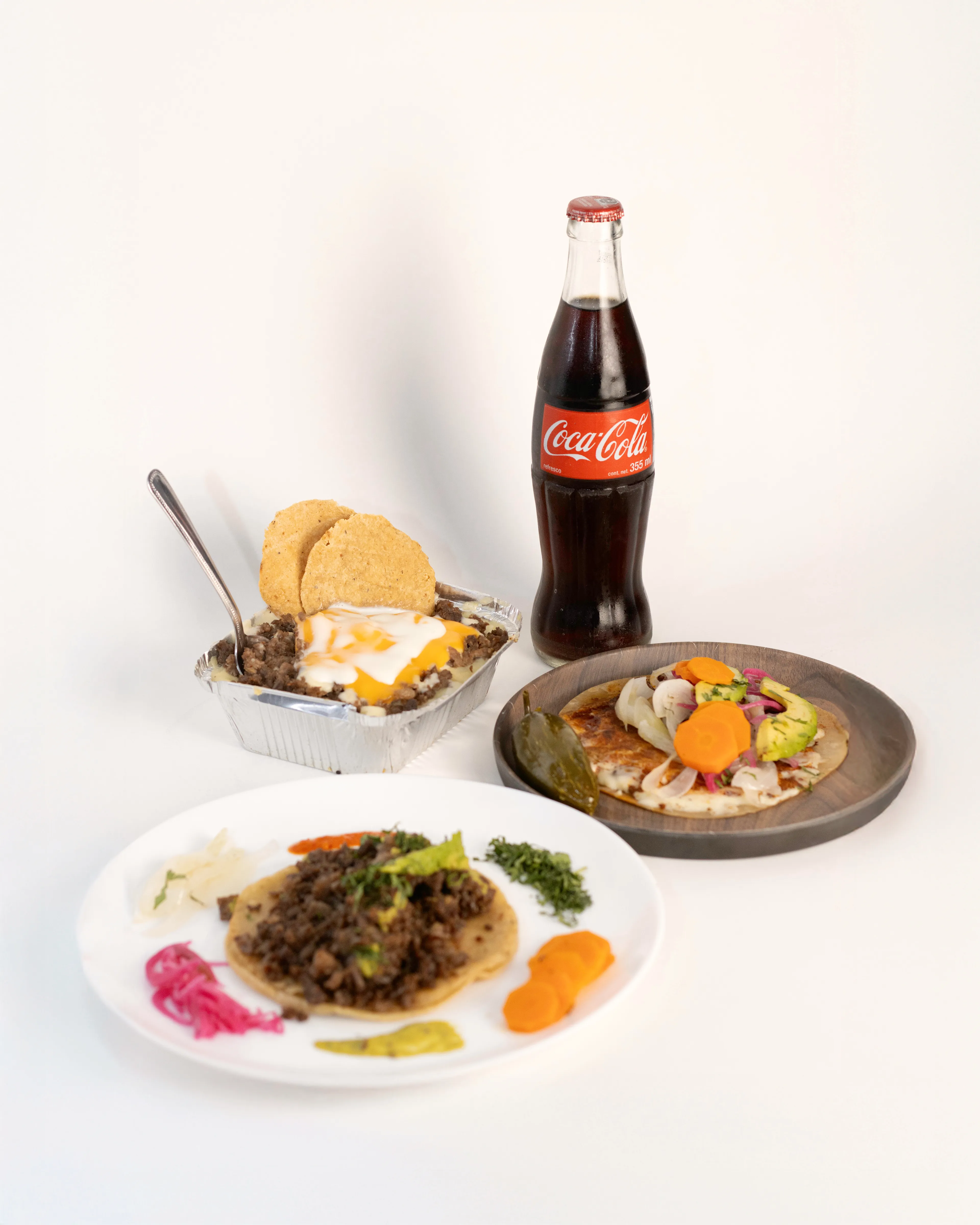 Menú completo de Tacos Valles con refresco y guarniciones.