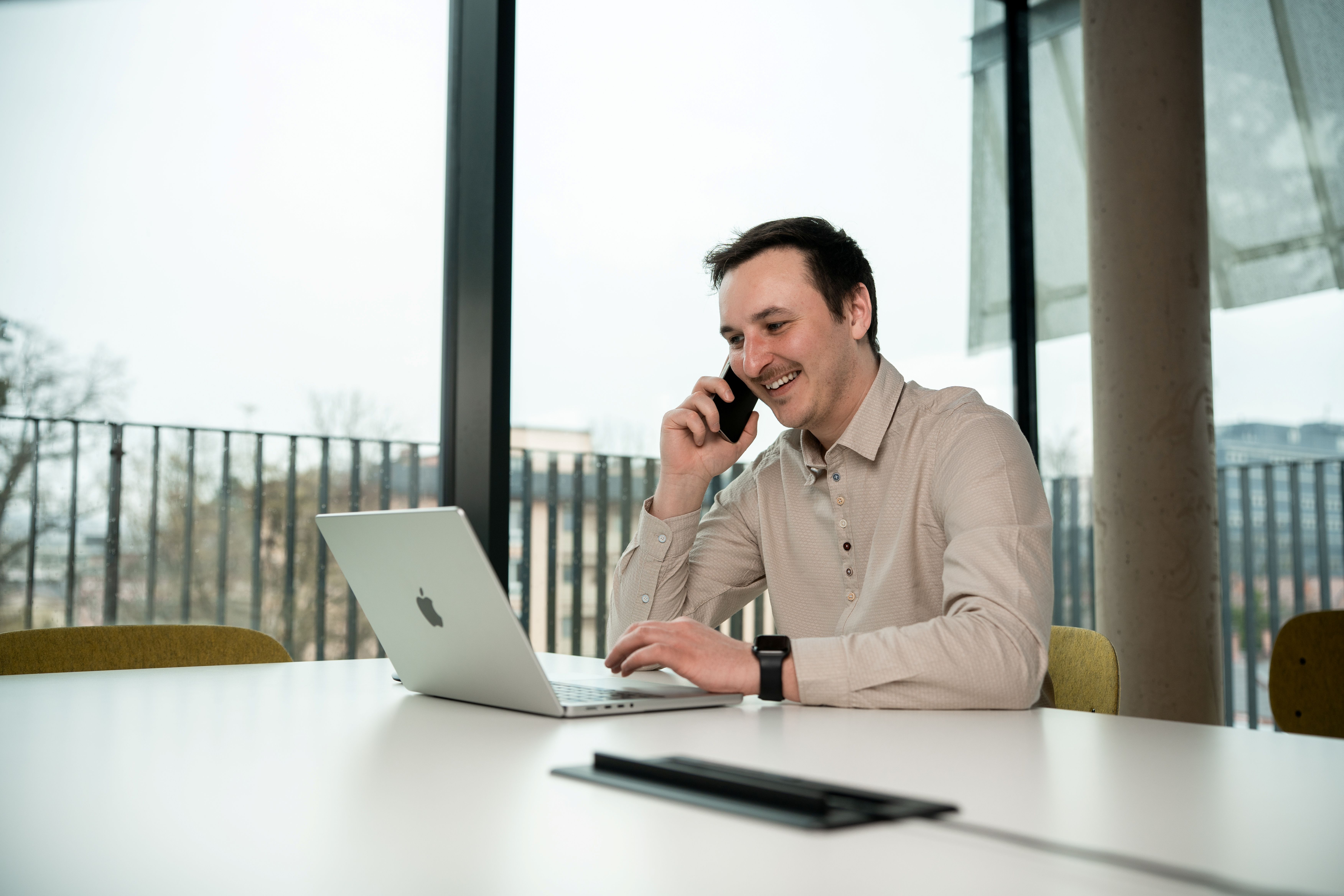 Gabriel Marek Consulting beim Telefonieren