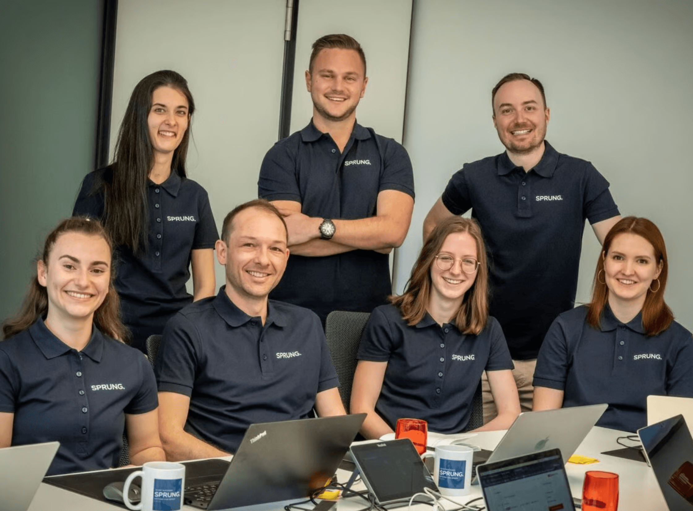 Die Sprung-Team sitzt in seinem Büro