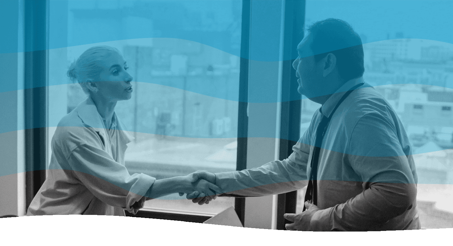 Een man en een vrouw die elkaar de hand schudden in een kantoor. Minimalistische golvende lagen in zachte grijze en blauwe tinten, die een serene en rustgevende sfeer oproepen.