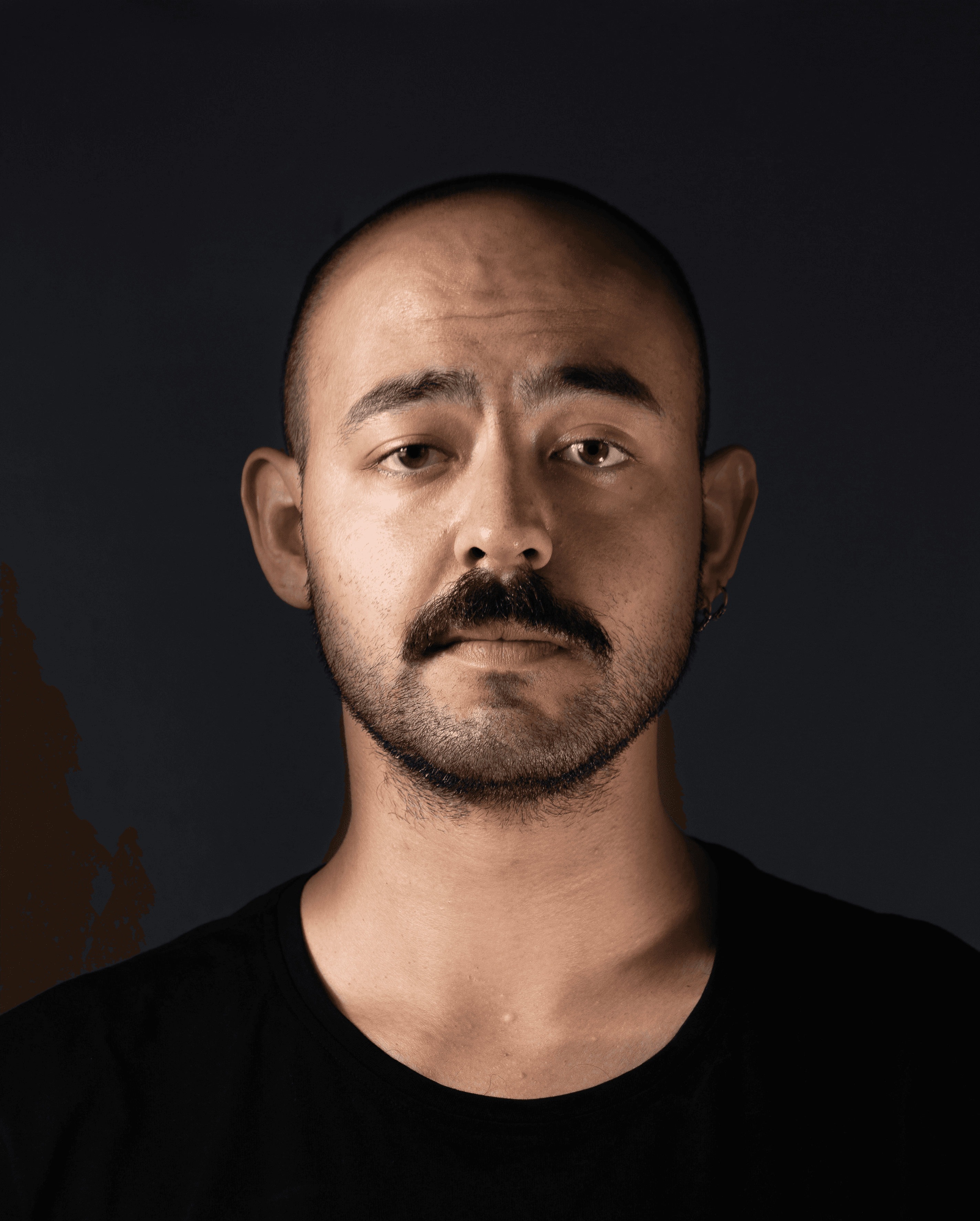 man in black crew neck shirt