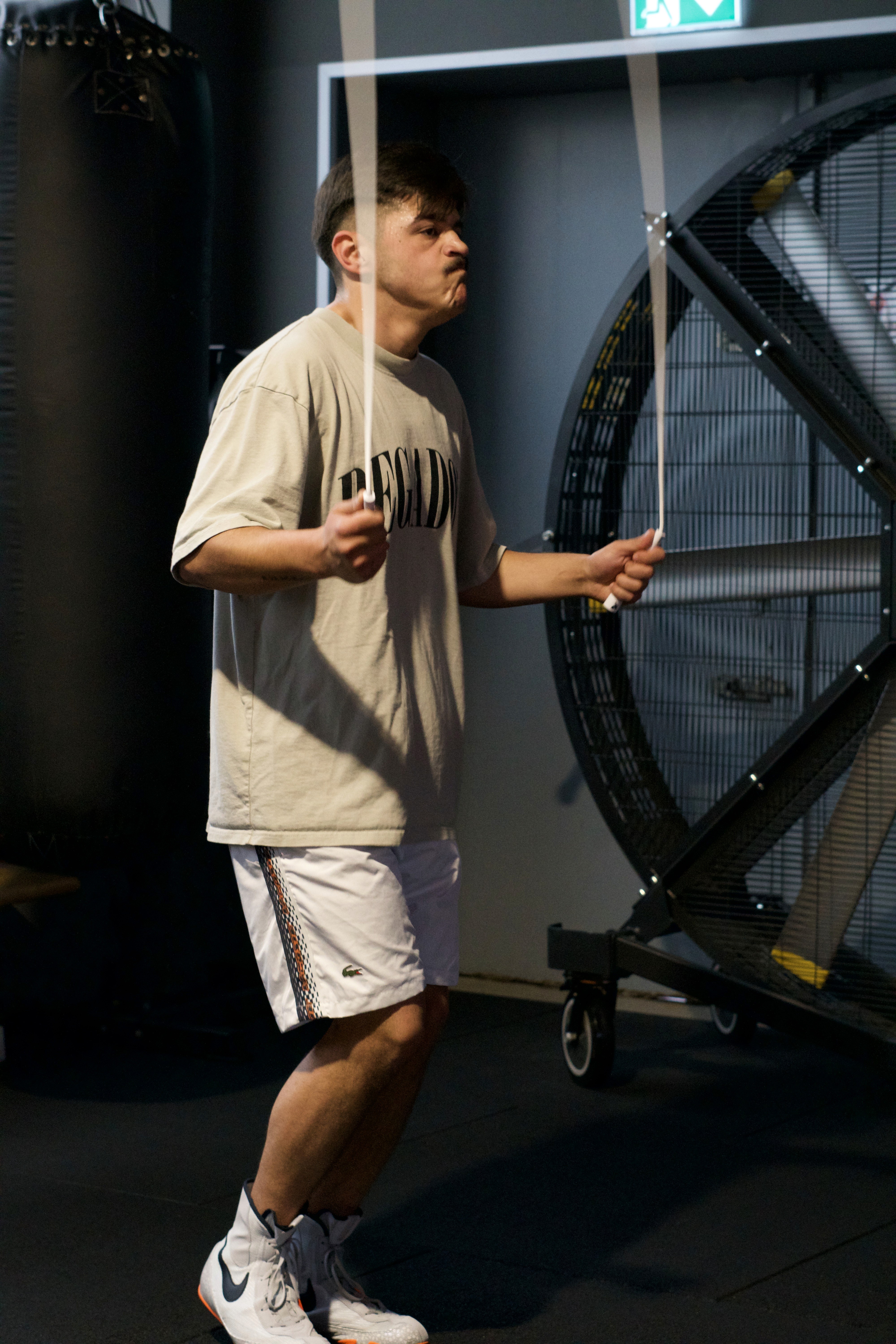 Teilnehmer beim Seilspringen im Fuchs Kampfsport Zirkeltraining Kurs für Ausdauer und Kondition.