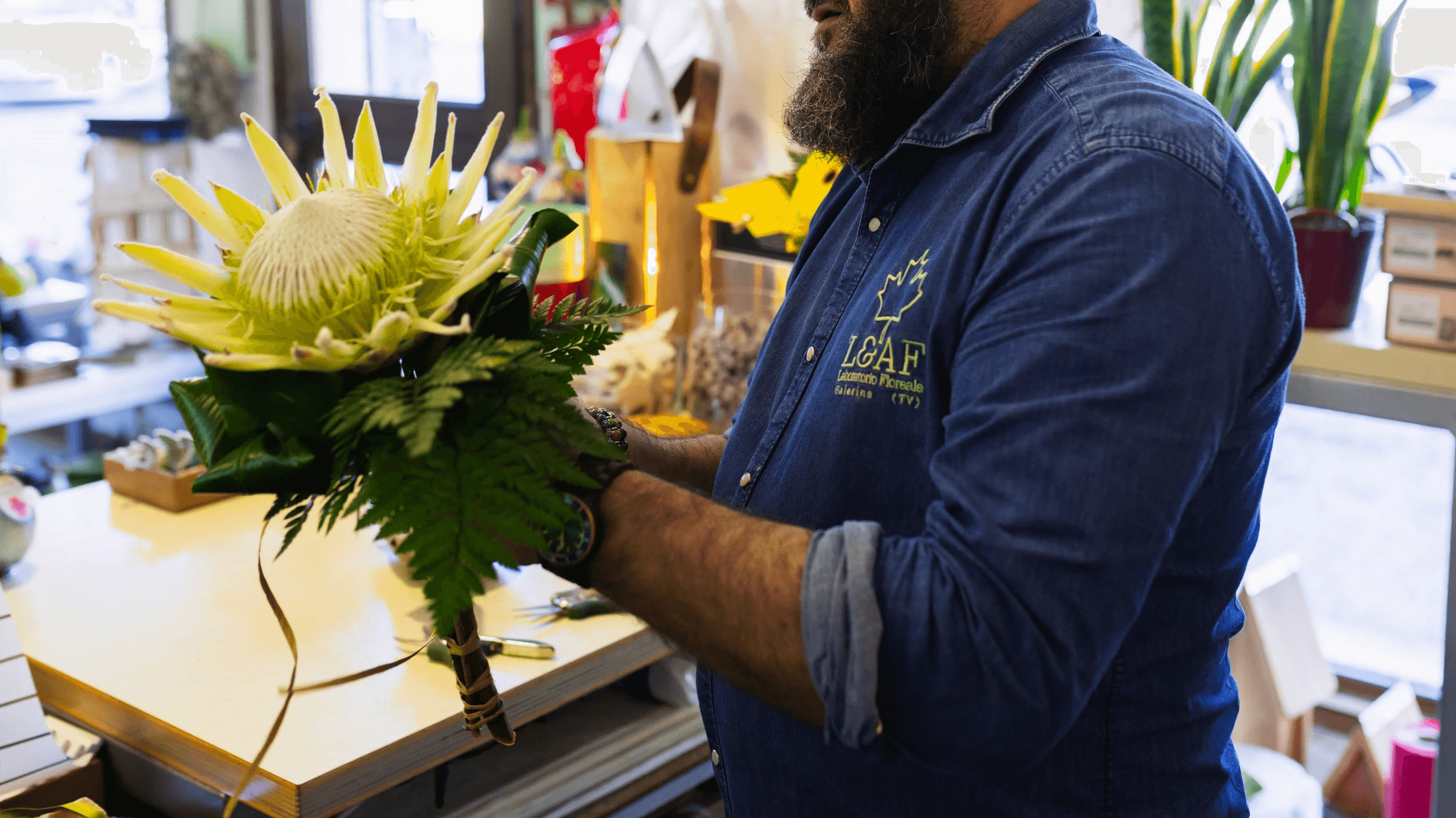 Ingresso della fioreria con decorazioni e piante esposte.