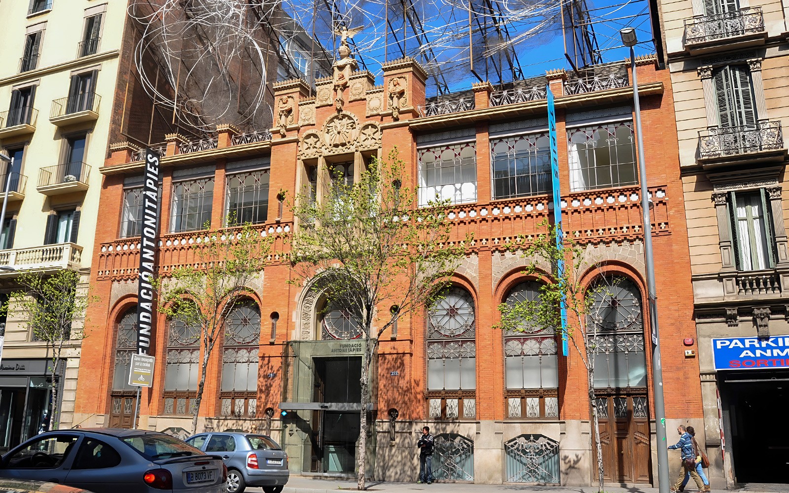 Fundació Antoni Tàpies-byggnadens fasad i Barcelona med modern konstinstallation.