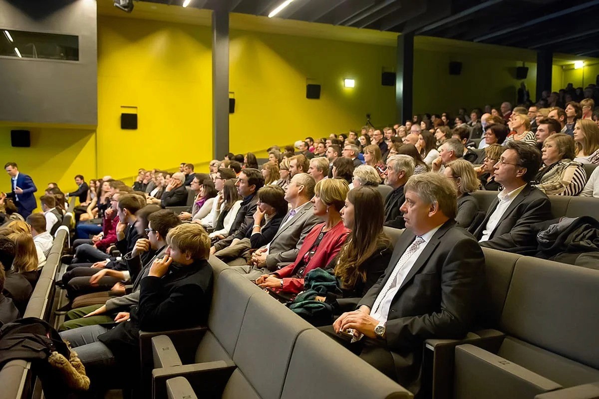 Amphitheatre plein lors d'une présentation d'école à valencienne — photographe professionnel Lille Nord | Anteale Yann Manac’h