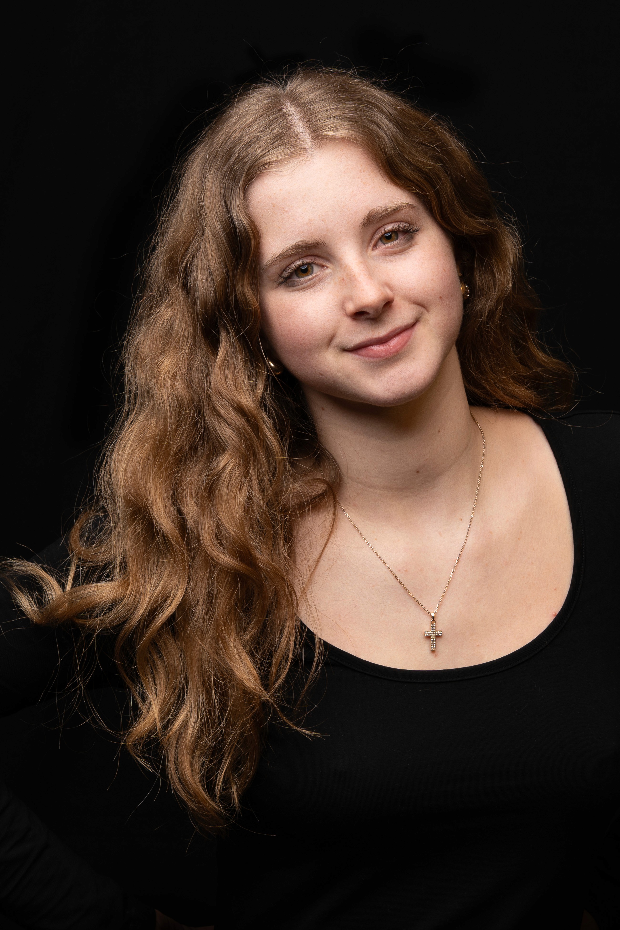 portrait femme souriante studio fond noir 