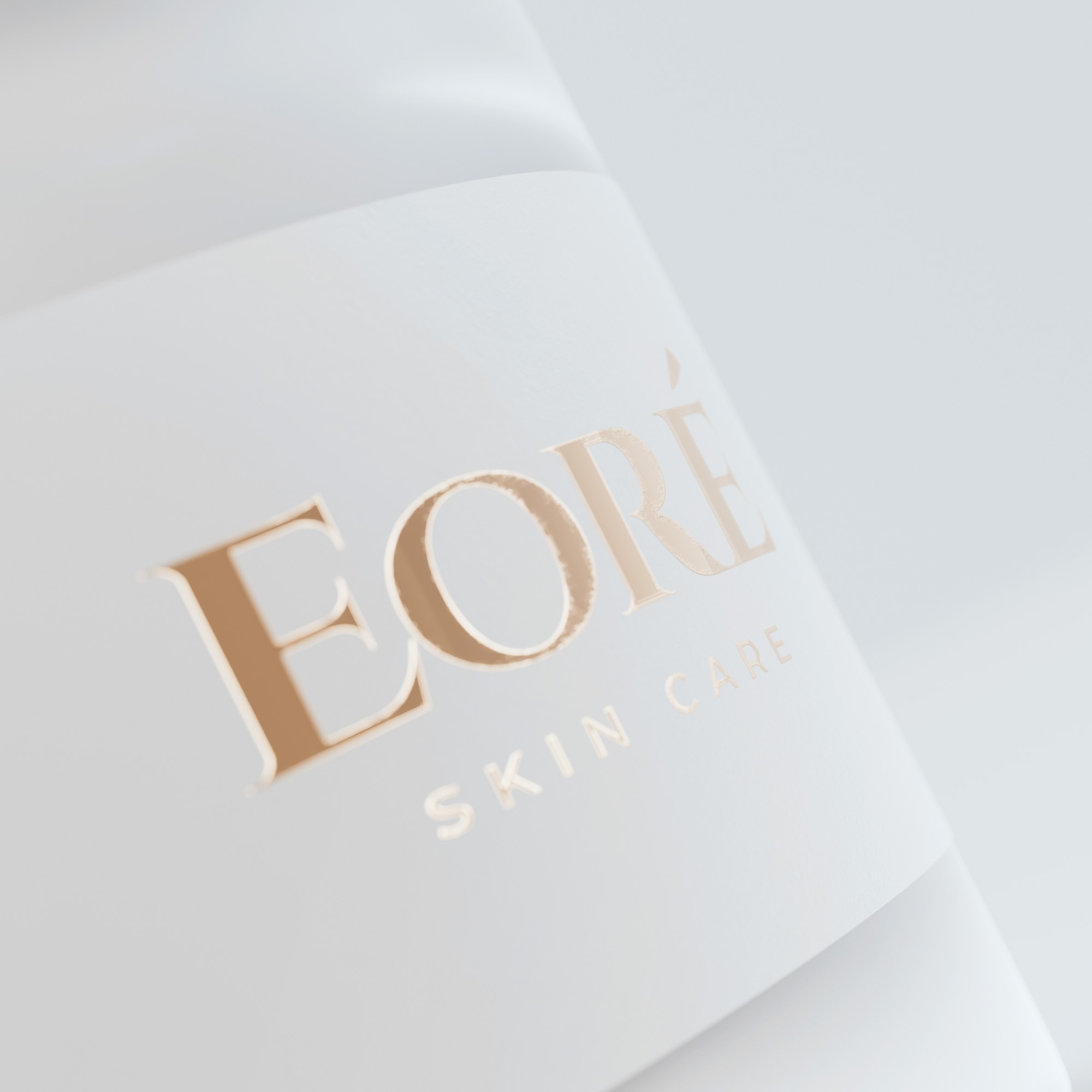 Detailansicht des gerenderten Eoré Logos in Gold auf weißer Produktoberfläche