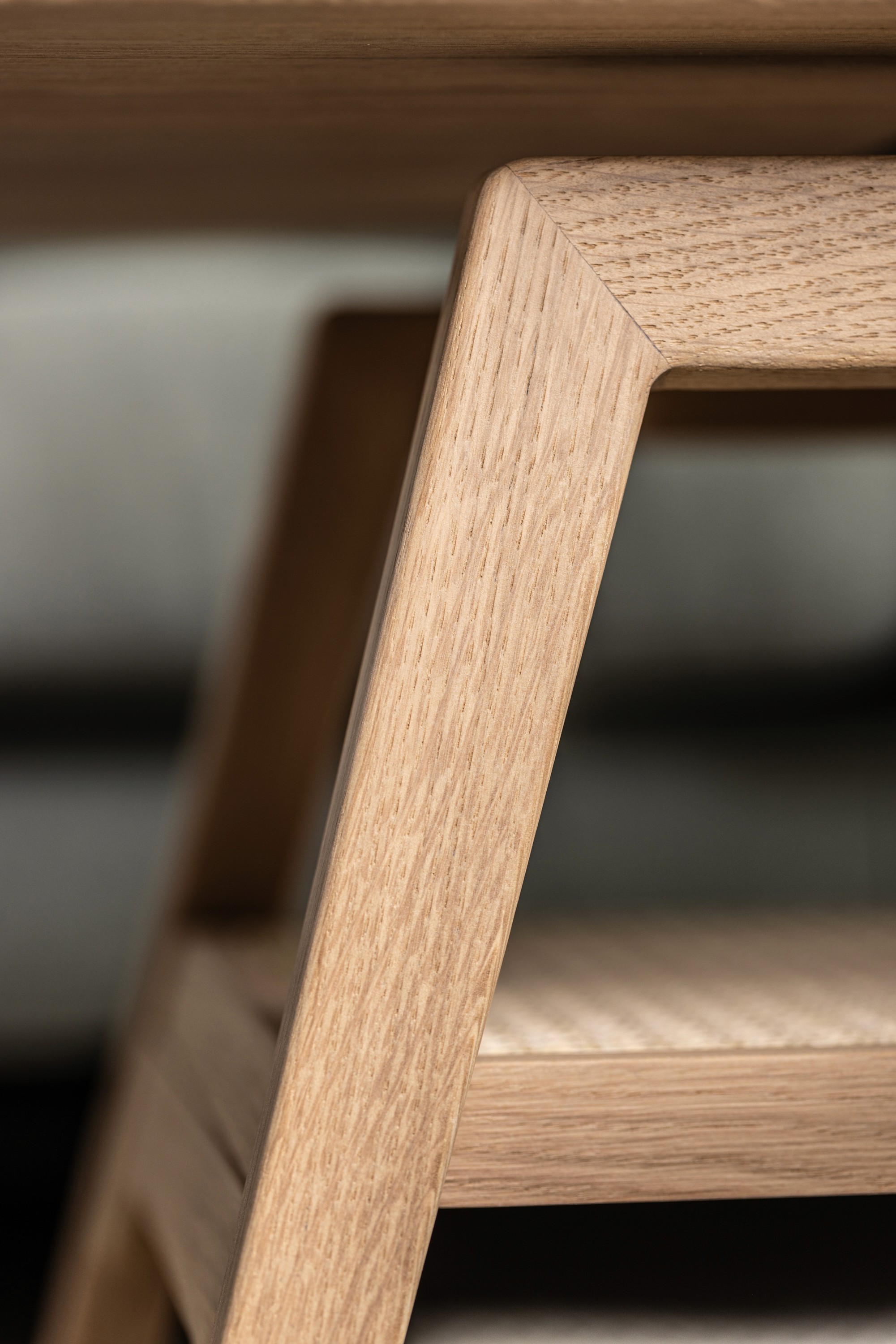 Detail van een salontafel vervaardigd uit gerecupereerd eikenhout