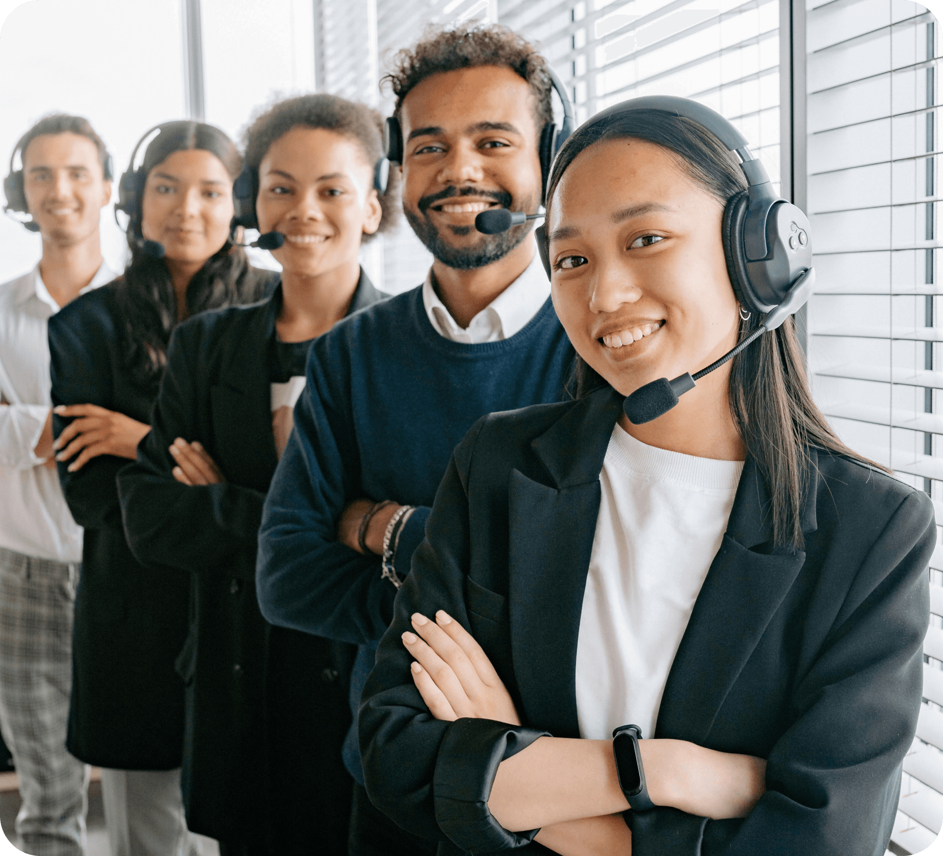 Equipe de intérpretes de conferência prontos para oferecer serviços de tradução simultânea e consecutiva em eventos corporativos e acadêmicos.