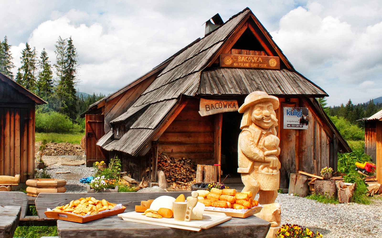 Сирене oсципек и местен алкохол, изложени в Bacówka в автентична планинска обстановка.