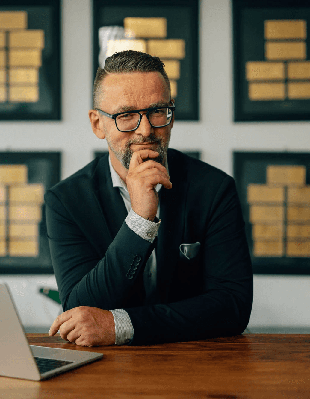 Geschäftsführer Ronny Wager in Denkerpose