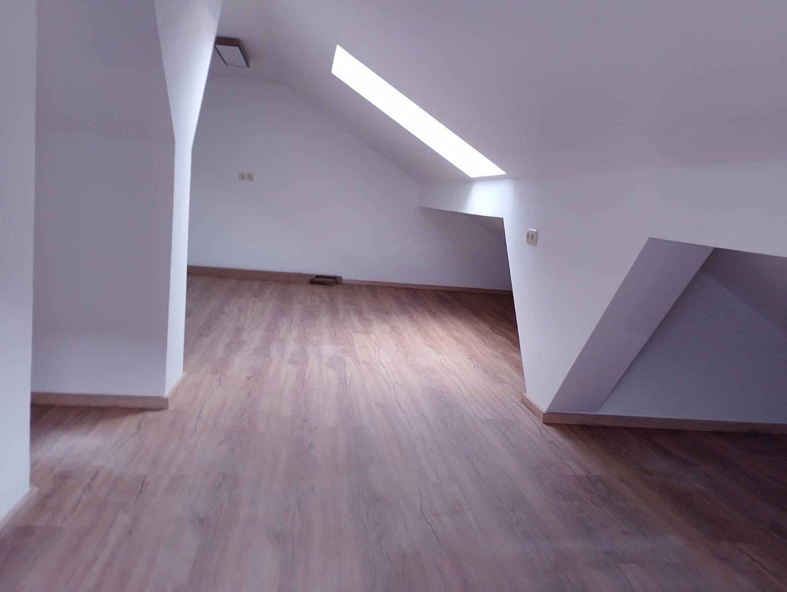 renoviertes zimmer, weiße neue gestrichene wand