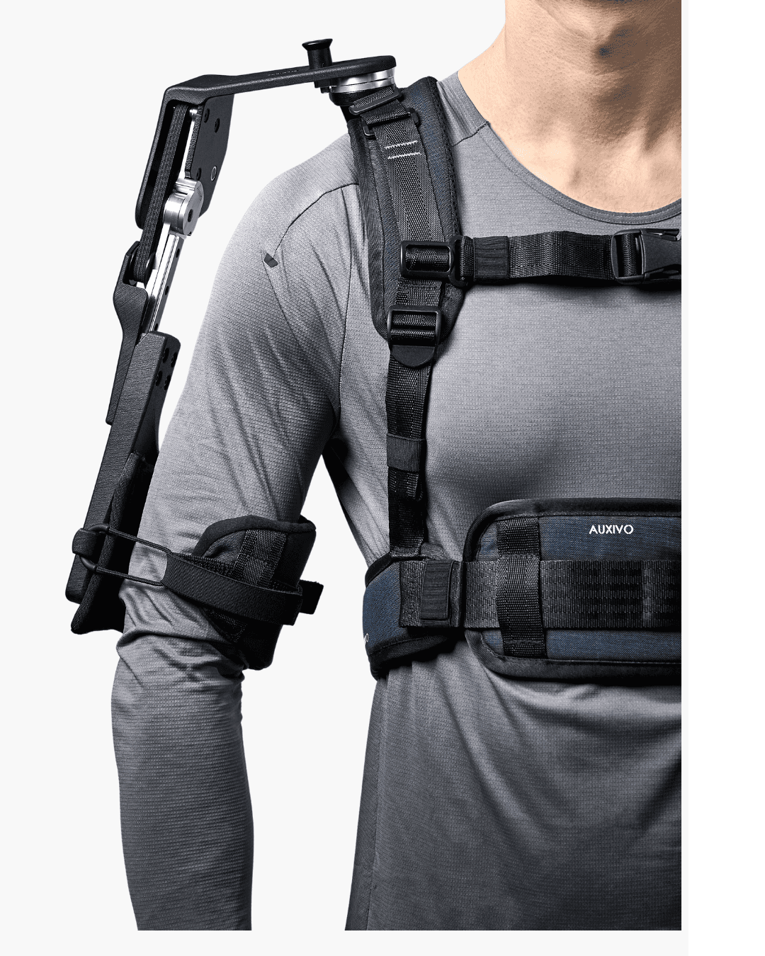 Exosquelette industriel Auxivo porté sur le bras pour réduire la fatigue et soutenir les épaules