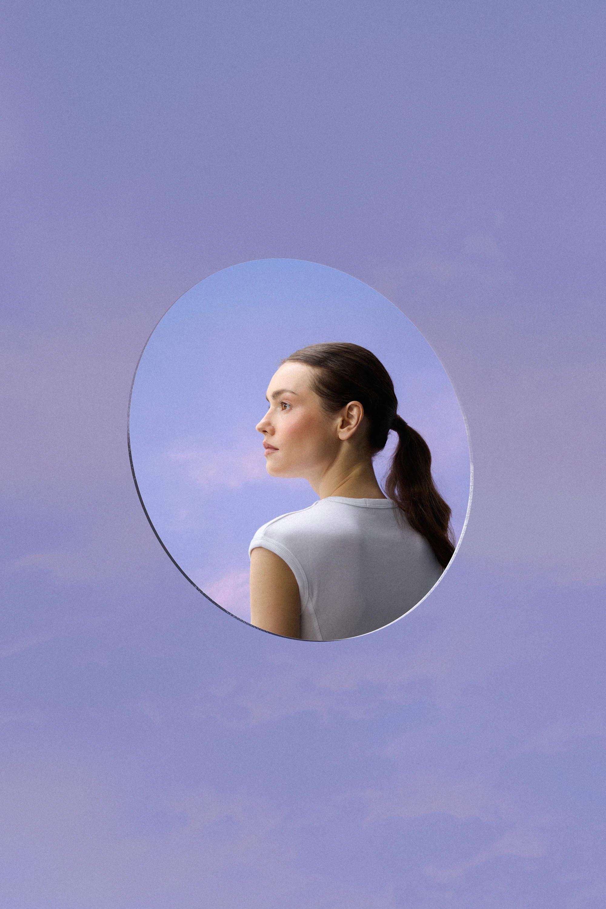 Kobieta z kremem do twarzy w ręce