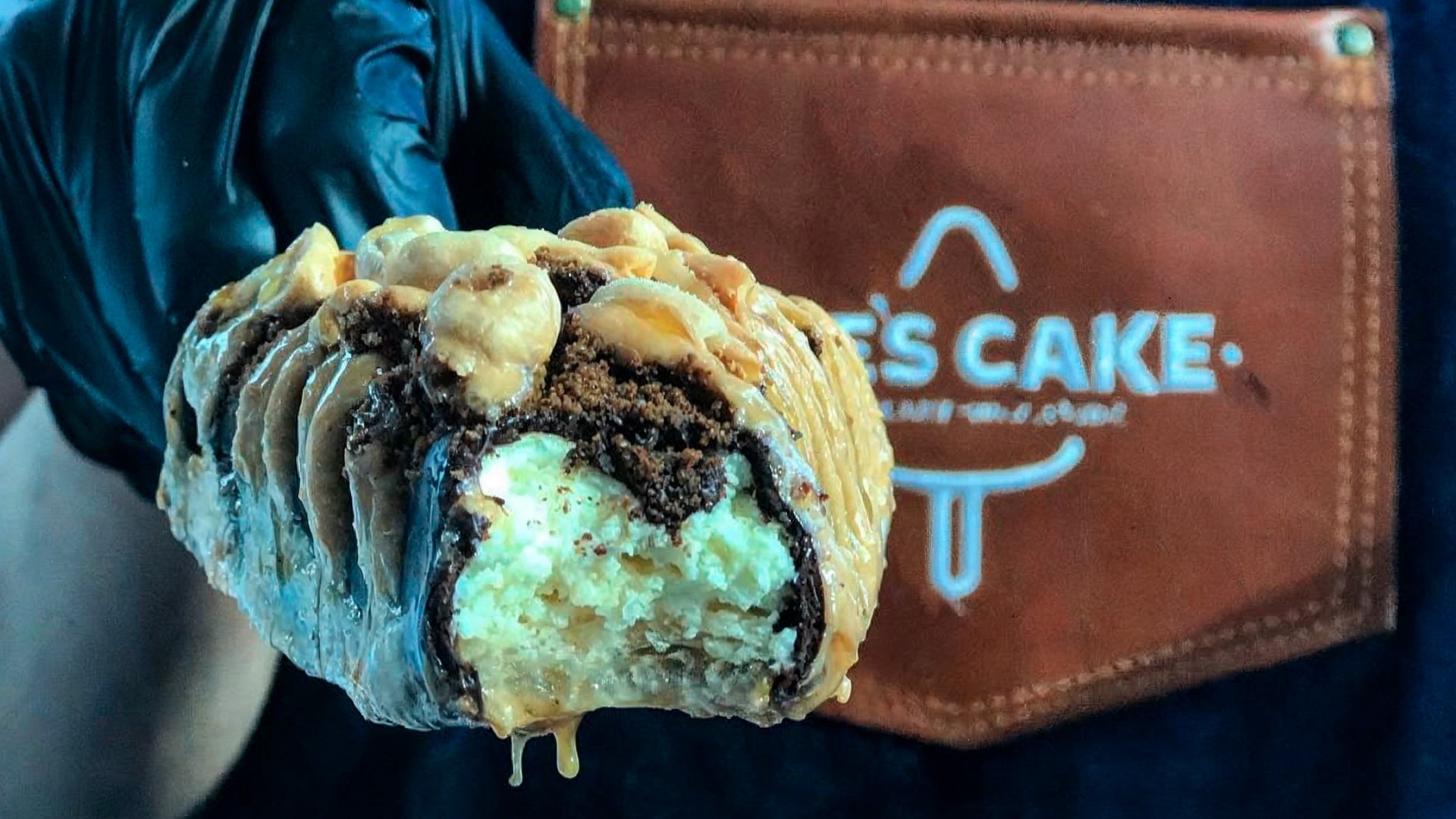 Proyecto de identidad visual She’s Cake desarrollado por diseñador gráfico enfocado en marcas gastronómicas