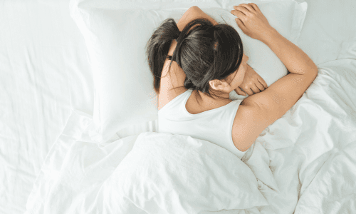 Frau schläft auf sauberer weißer Matratze nach Matratzenreinigung in Berlin