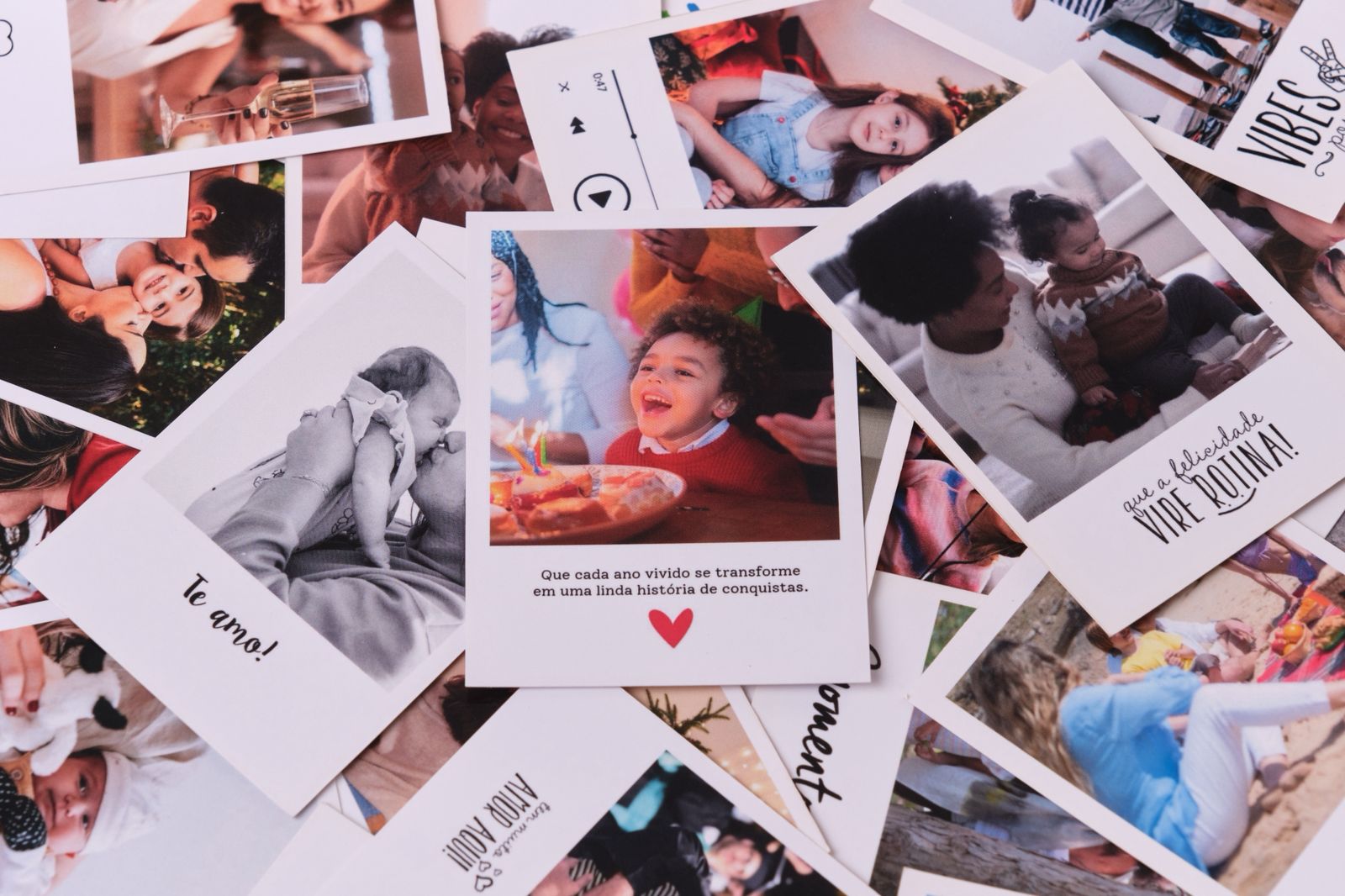Pessoa segurando fotolivro com foto de mulher sorrindo ao ar livre, com a frase “Eu amo o Norte” escrita no canto da imagem