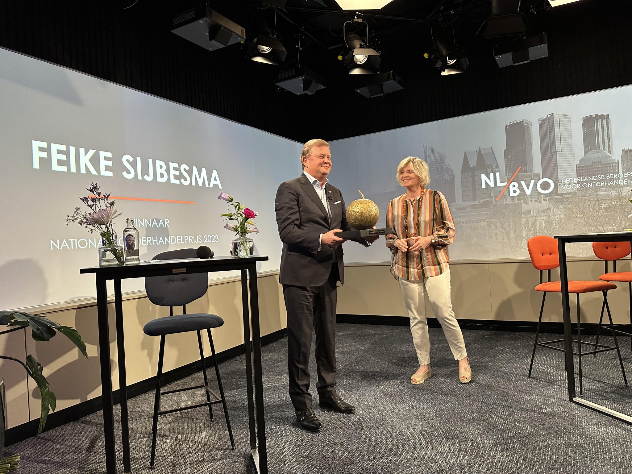 Fijke Sijbesma on a stage receiving the National Negotiation Award