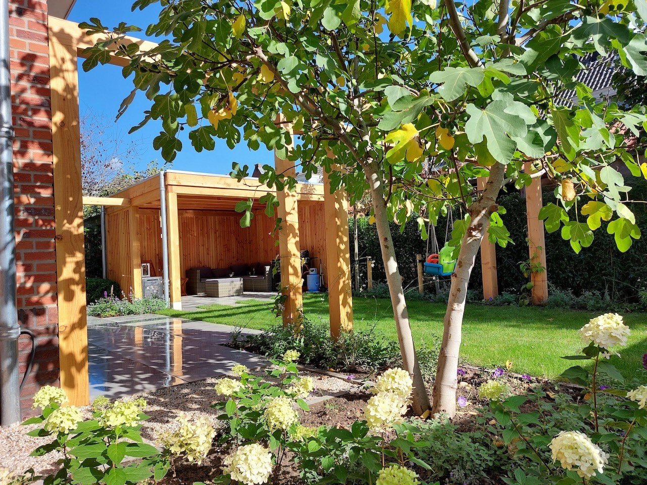 Overkapping, pergola en tuinaanleg door Art gardens