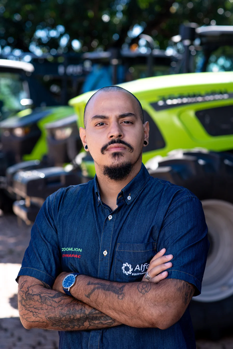 Colaborador da Alfa Equipamentos diante de máquinas Zoomlion em Mato Grosso do Sul