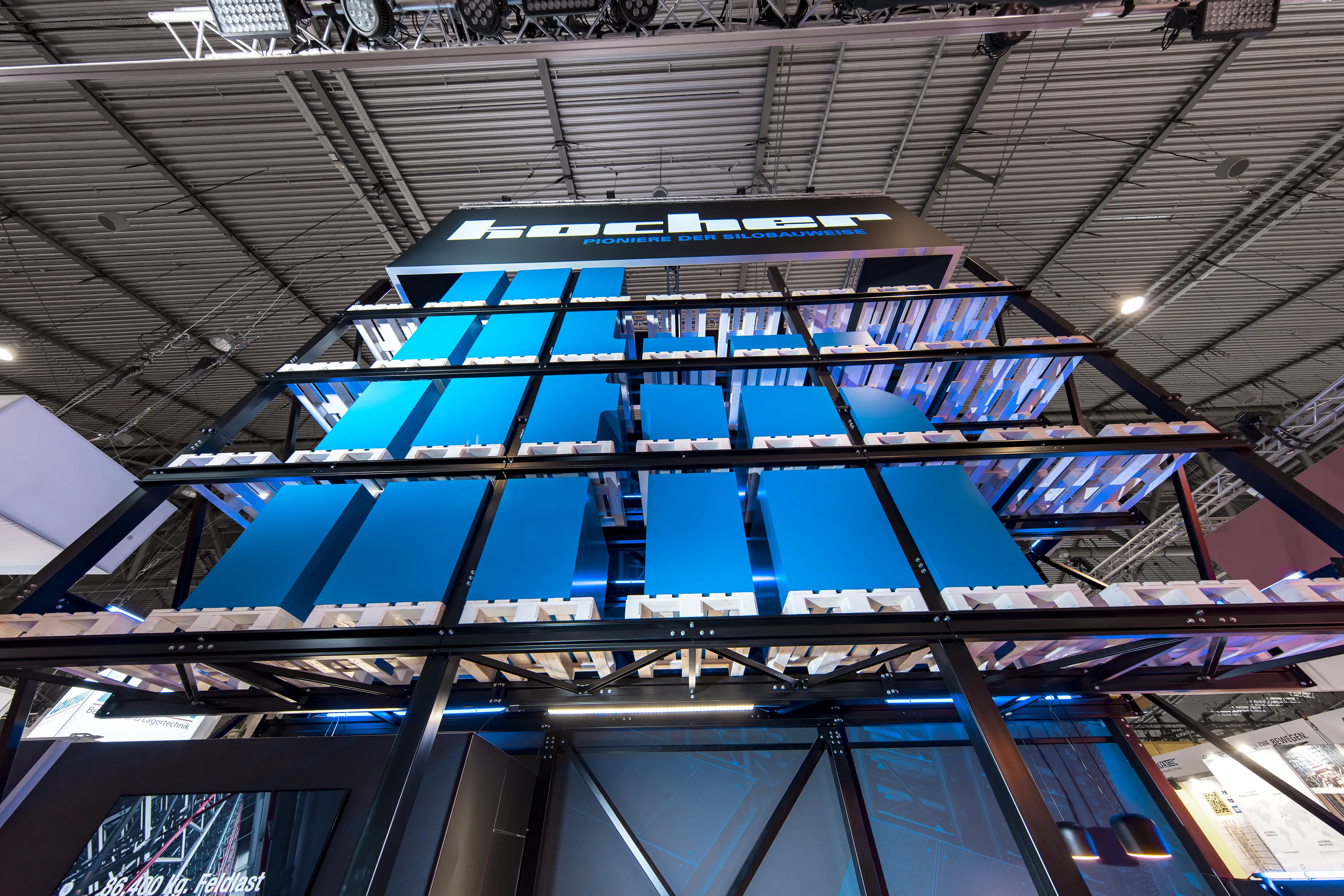 Ansicht des Kocher Stand auf der Logimat Messe aus einer schrägen Sicht von unten