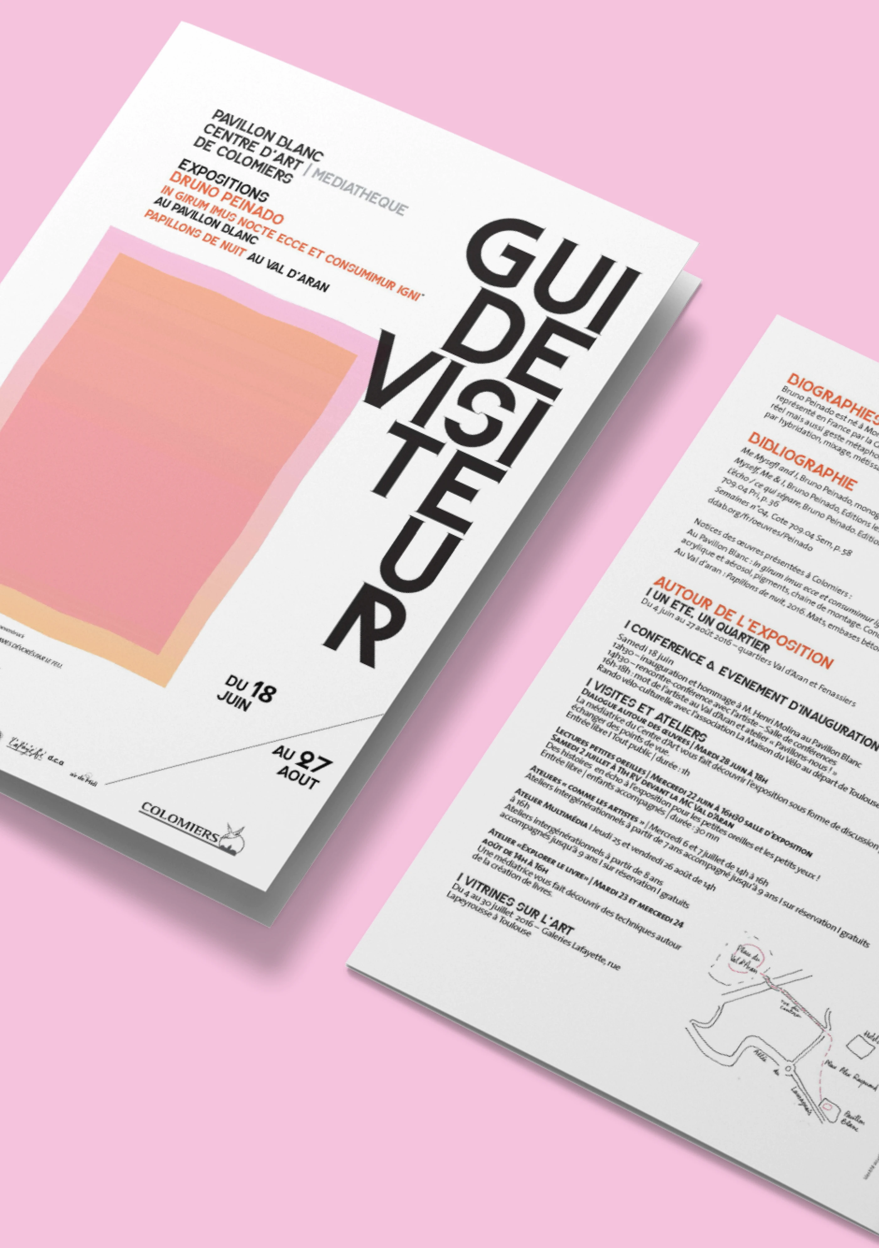 Vue en duo de la couverture minimale avec typographie verticale et de la double page intérieure du guide d'exposition.
