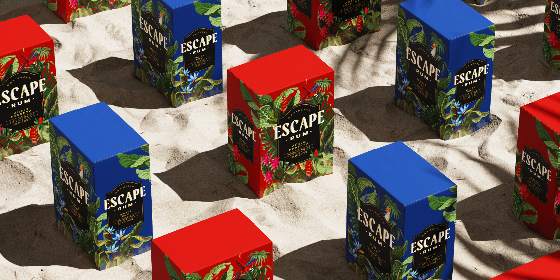 Markenwelt Escape Rum – Faltschachteln in Blau und Rot mit tropischer Pflanzen-Illustration, im hellen Sand arrangiert