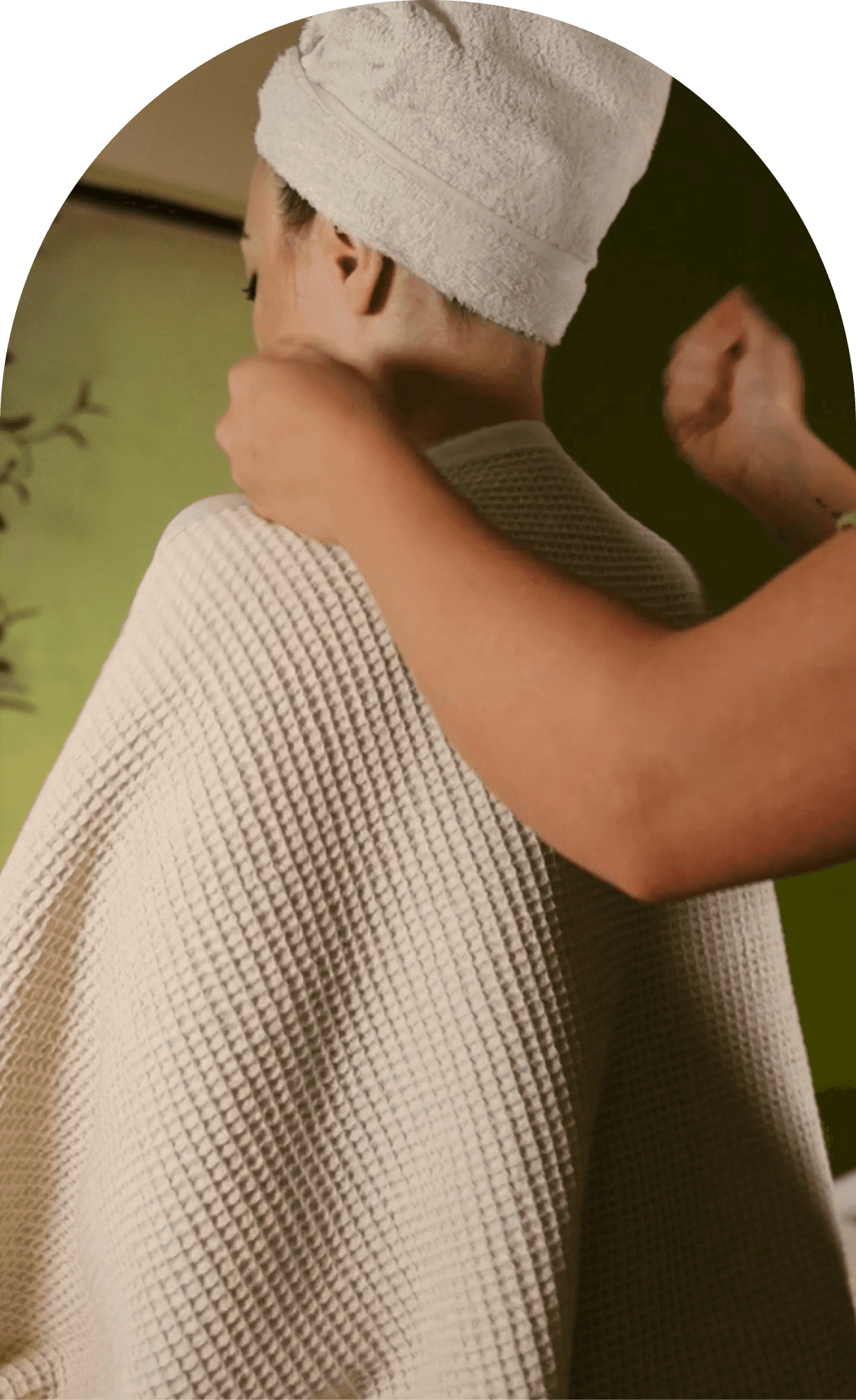 Závěrečné zabalení vlasů do ručníku po head spa proceduře