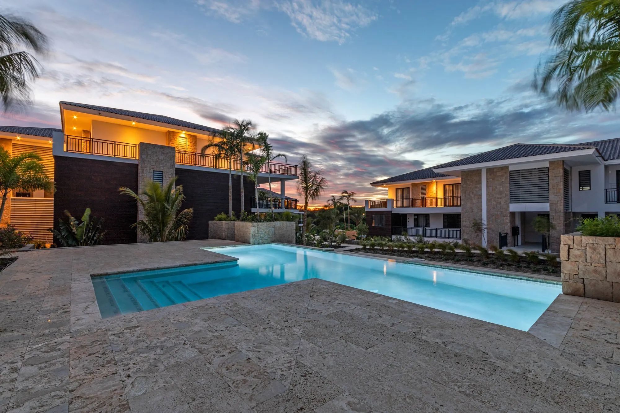 The Breeze Oasis holiday aparment in Curacao, photographed at sunset with the pool in the forefront