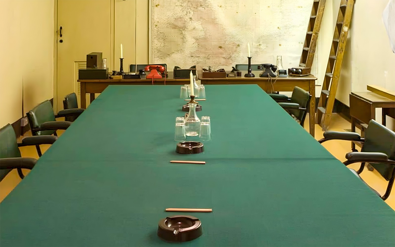 丘吉尔作战室的会议室配备地图和复古电话。