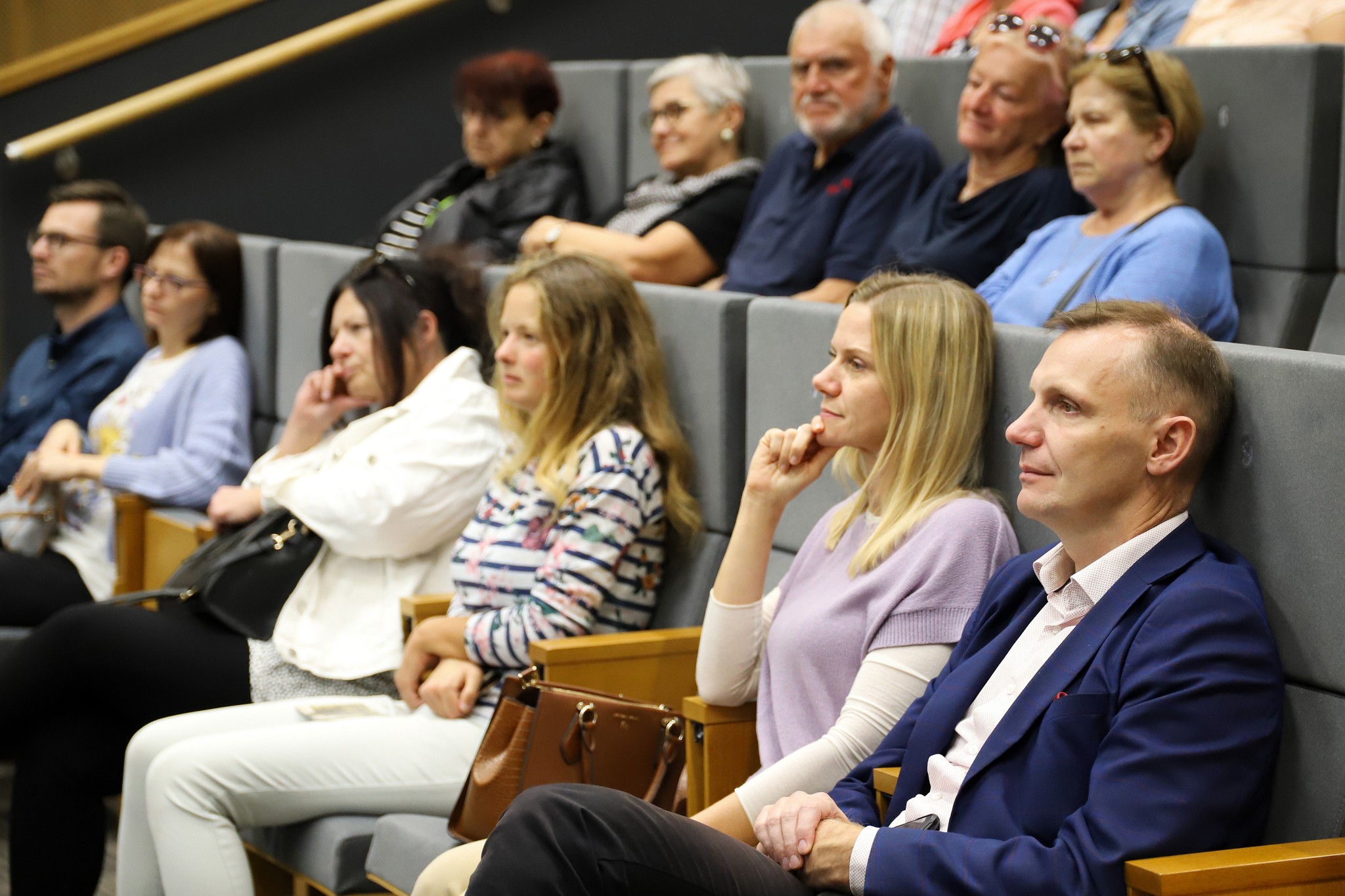 Uczestnicy spotkania słuchający rozmowy o muzyce i popkulturze.