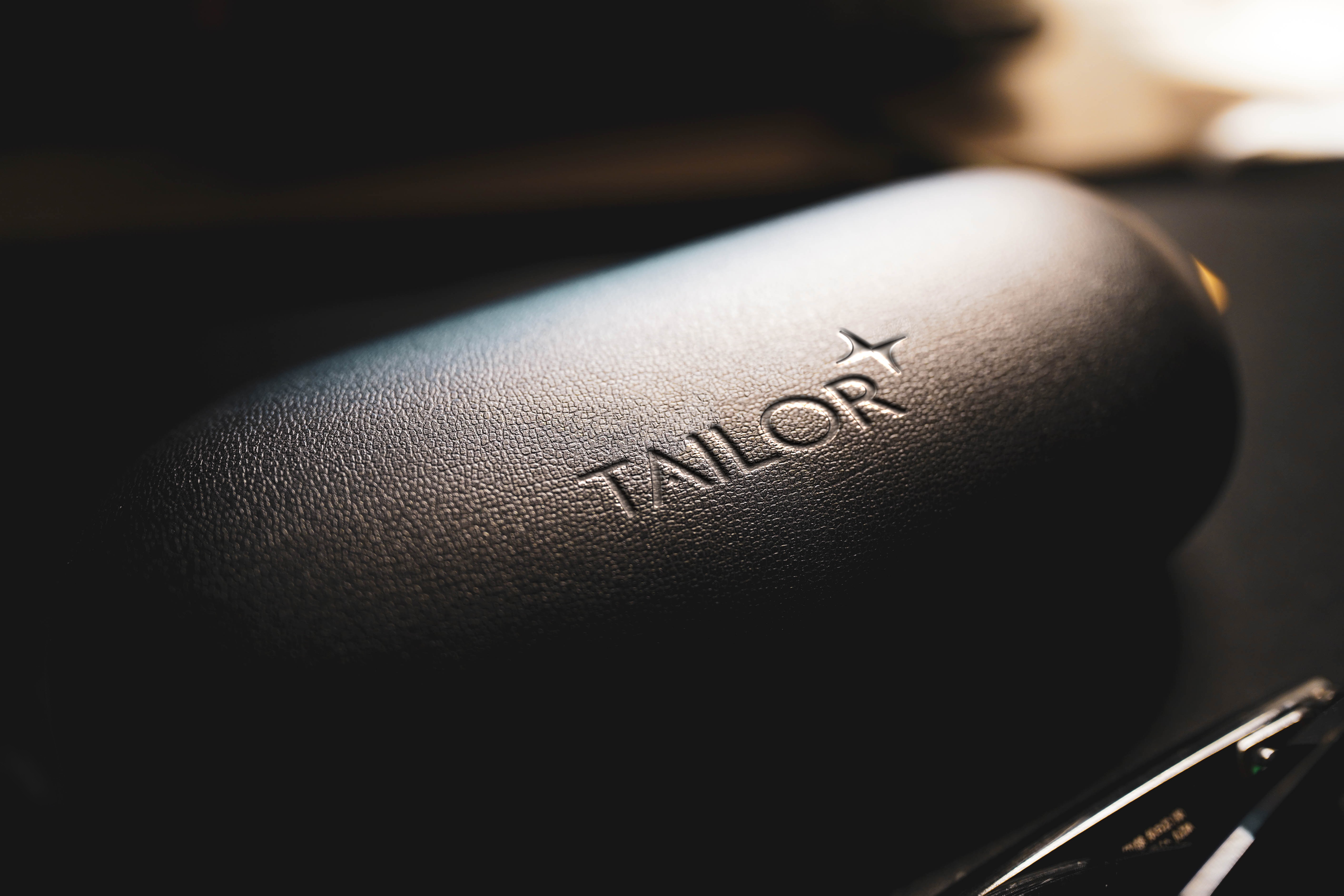 Étui à lunettes gravé du logo Tailor, cuir noir