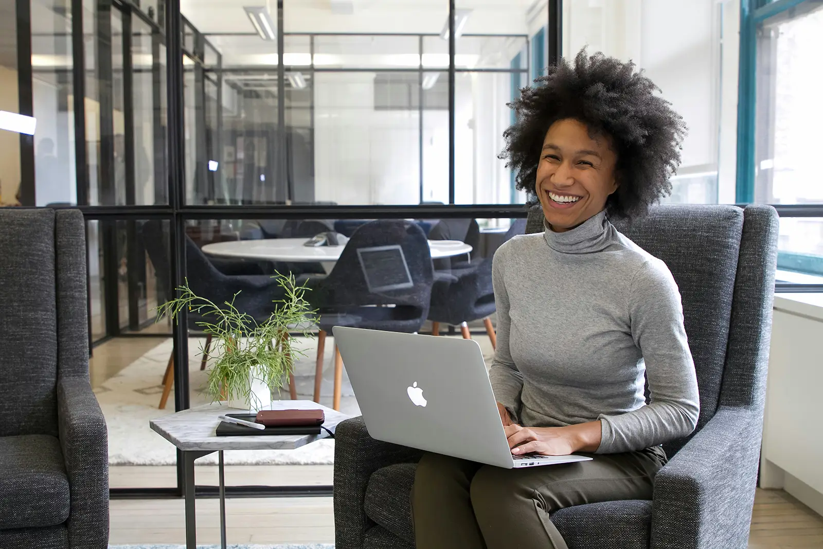 Entrevista de emprego conversando com um recrutador em um escritório