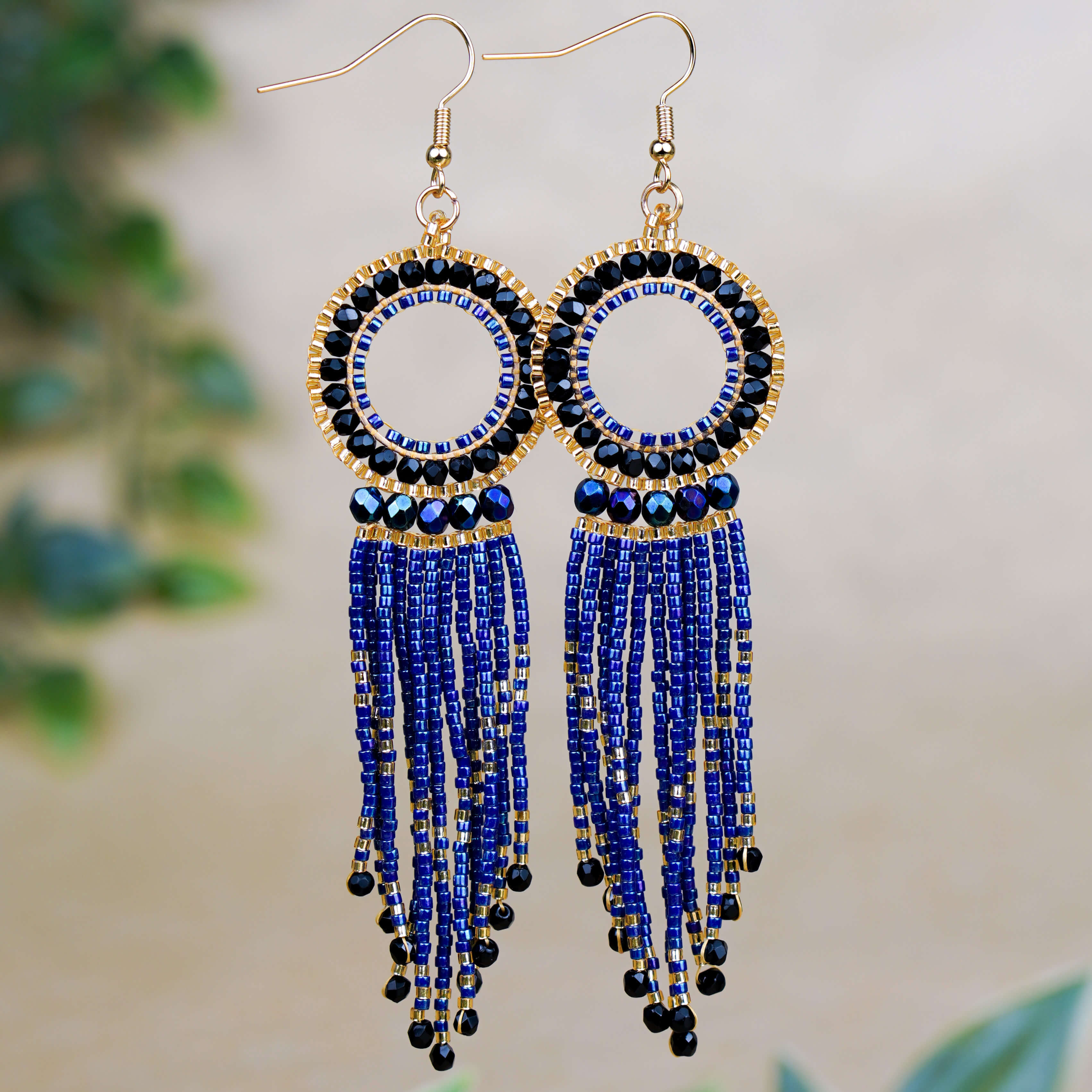 Długie ręcznie szyte kolczyki koła z koralikami czarne niebieskie metaliczne