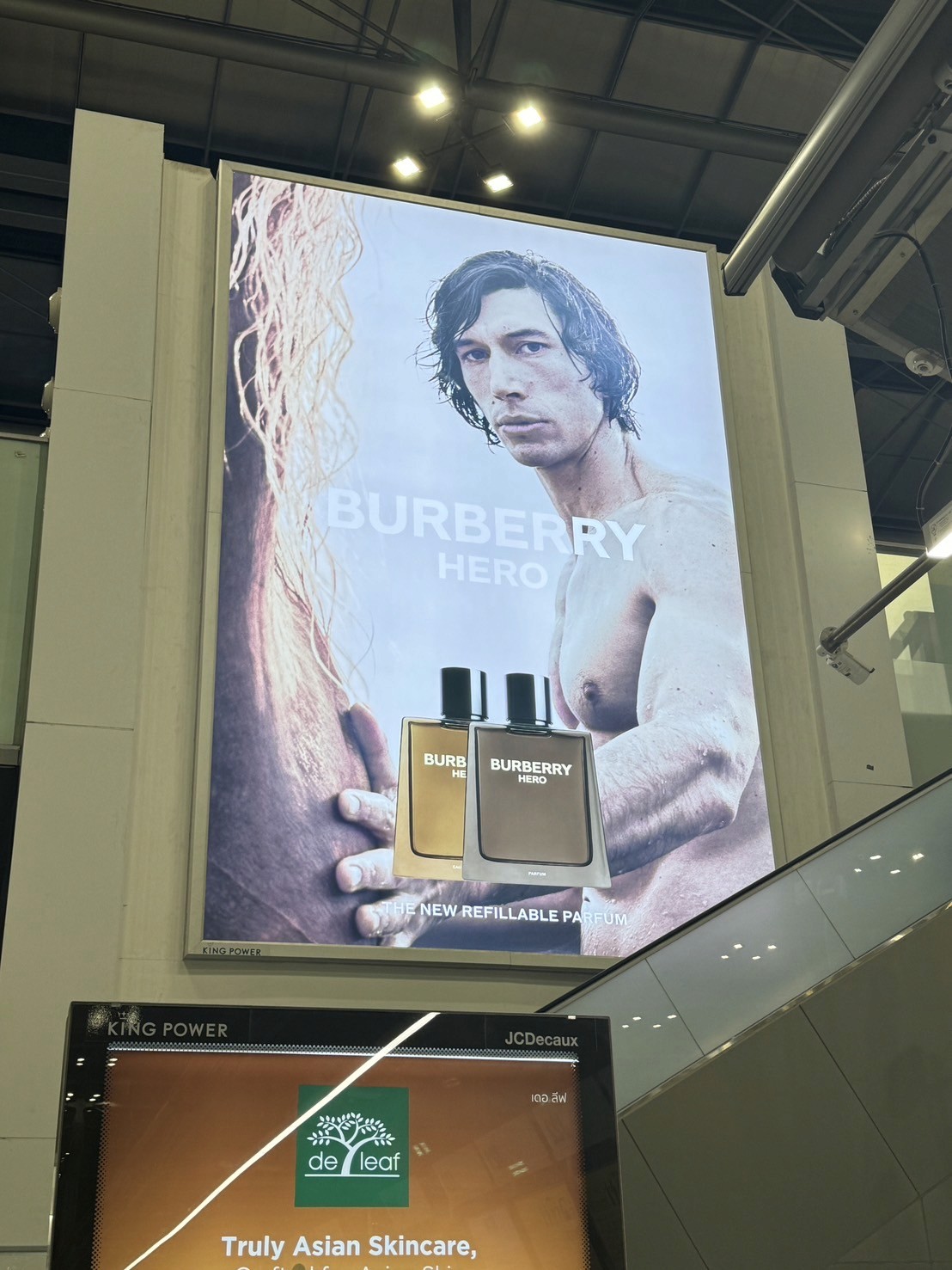 กล่องไฟ Burberry ในอาคารผู้โดยสารสนามบินสุวรรณภูมิ