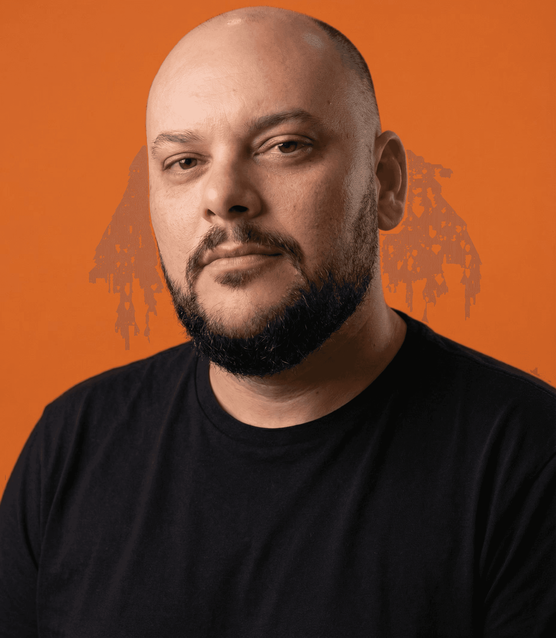 man wearing black shirt